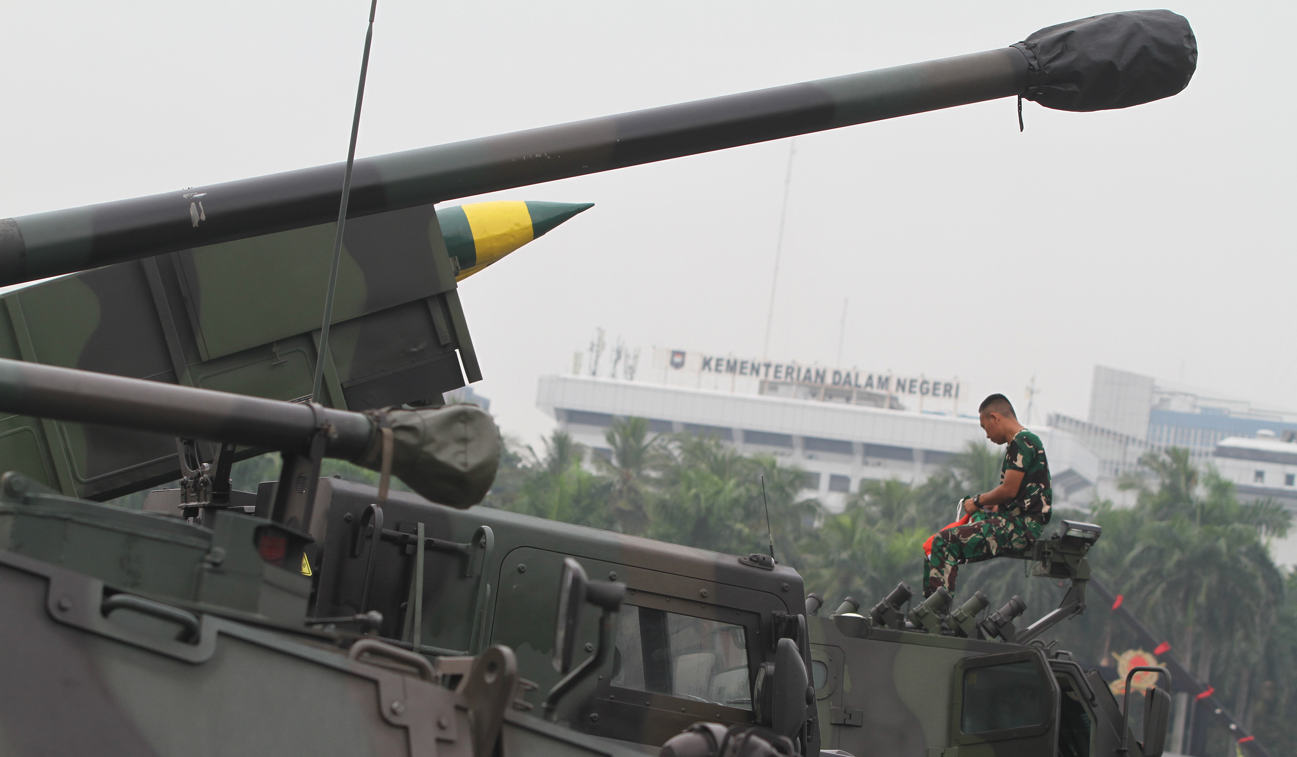 Persiapan TNI Fair 2025 di Monas. (Agus Priatna/SinPo.id)