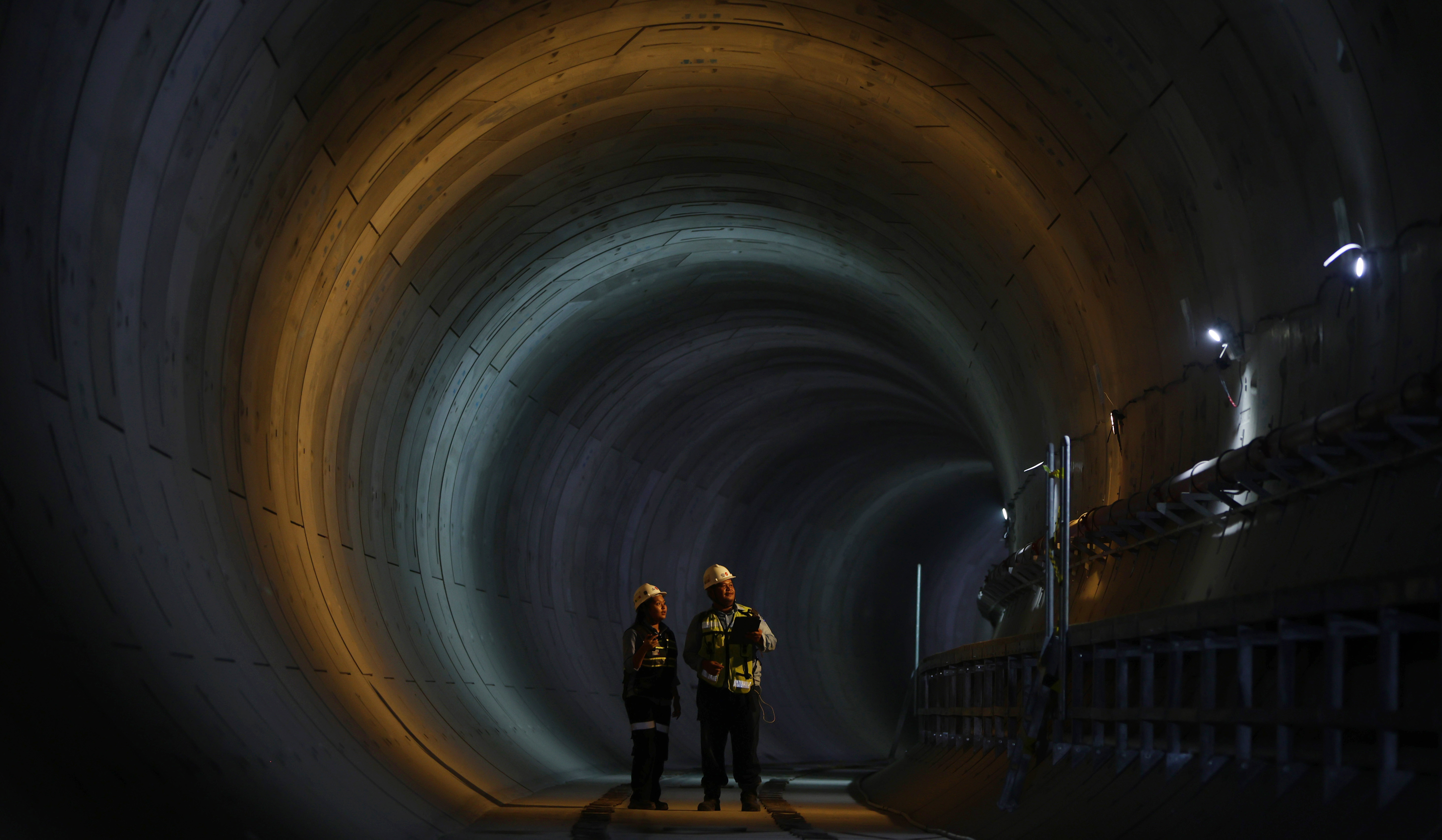 Pekerja melakukan pengecekan terowongan MRT Fase 2. (Agus Priatna/SinPo.id)