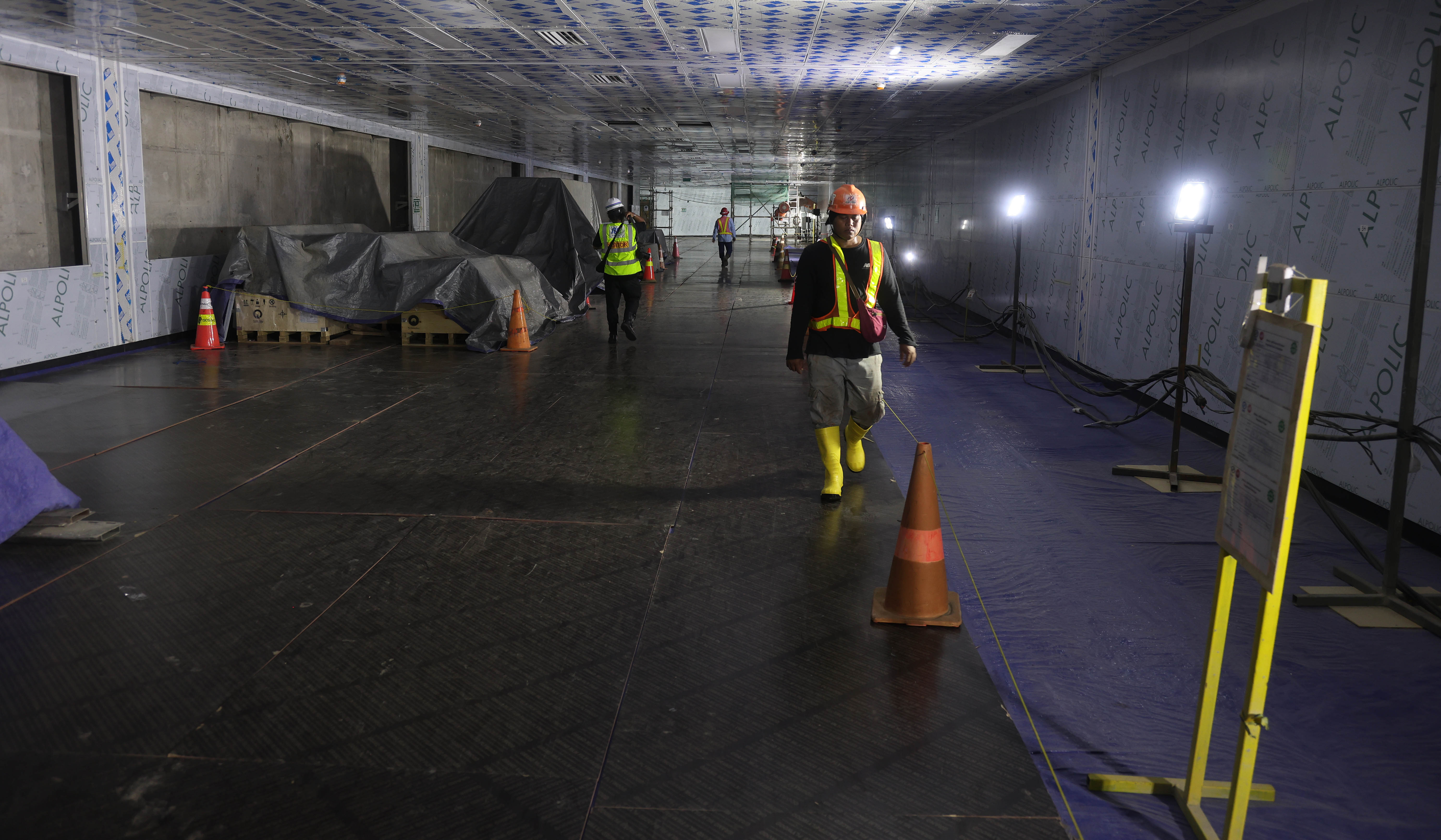 Pekerja melakukan pengecekan terowongan MRT Fase 2. (Agus Priatna/SinPo.id)