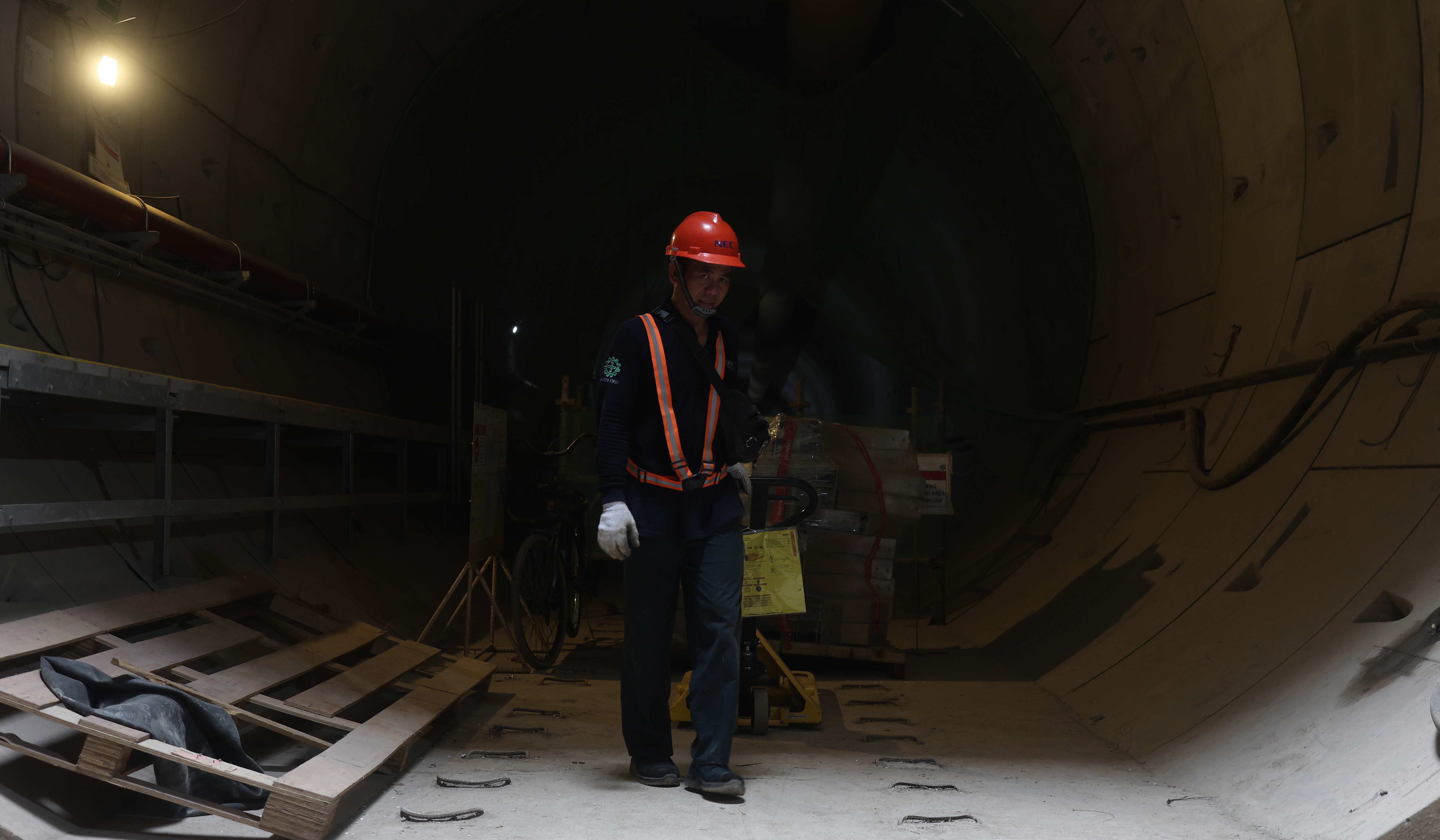 Pekerja melakukan pengecekan terowongan MRT Fase 2. (Agus Priatna/SinPo.id)