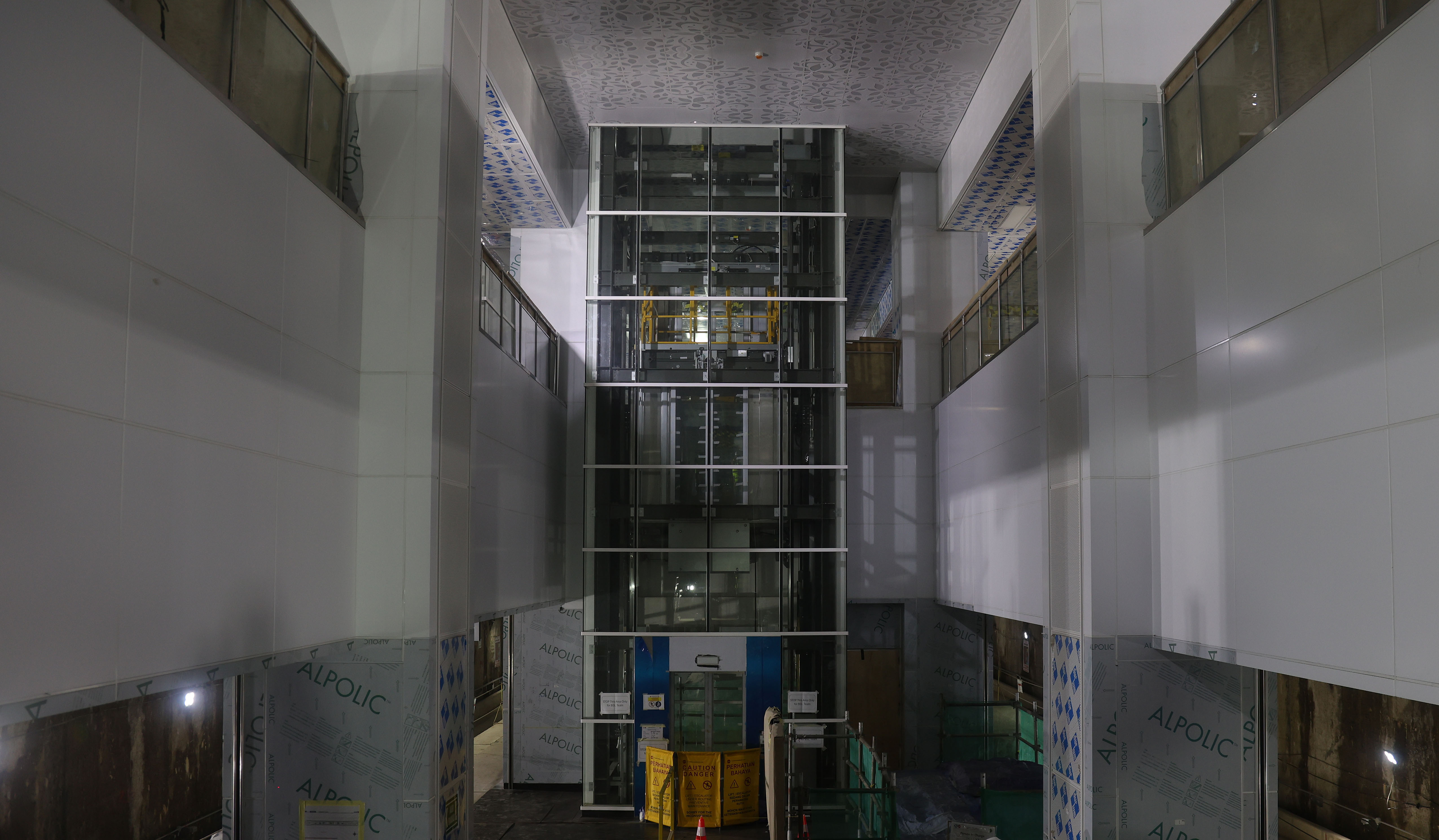 Pekerja melakukan pengecekan terowongan MRT Fase 2. (Agus Priatna/SinPo.id)