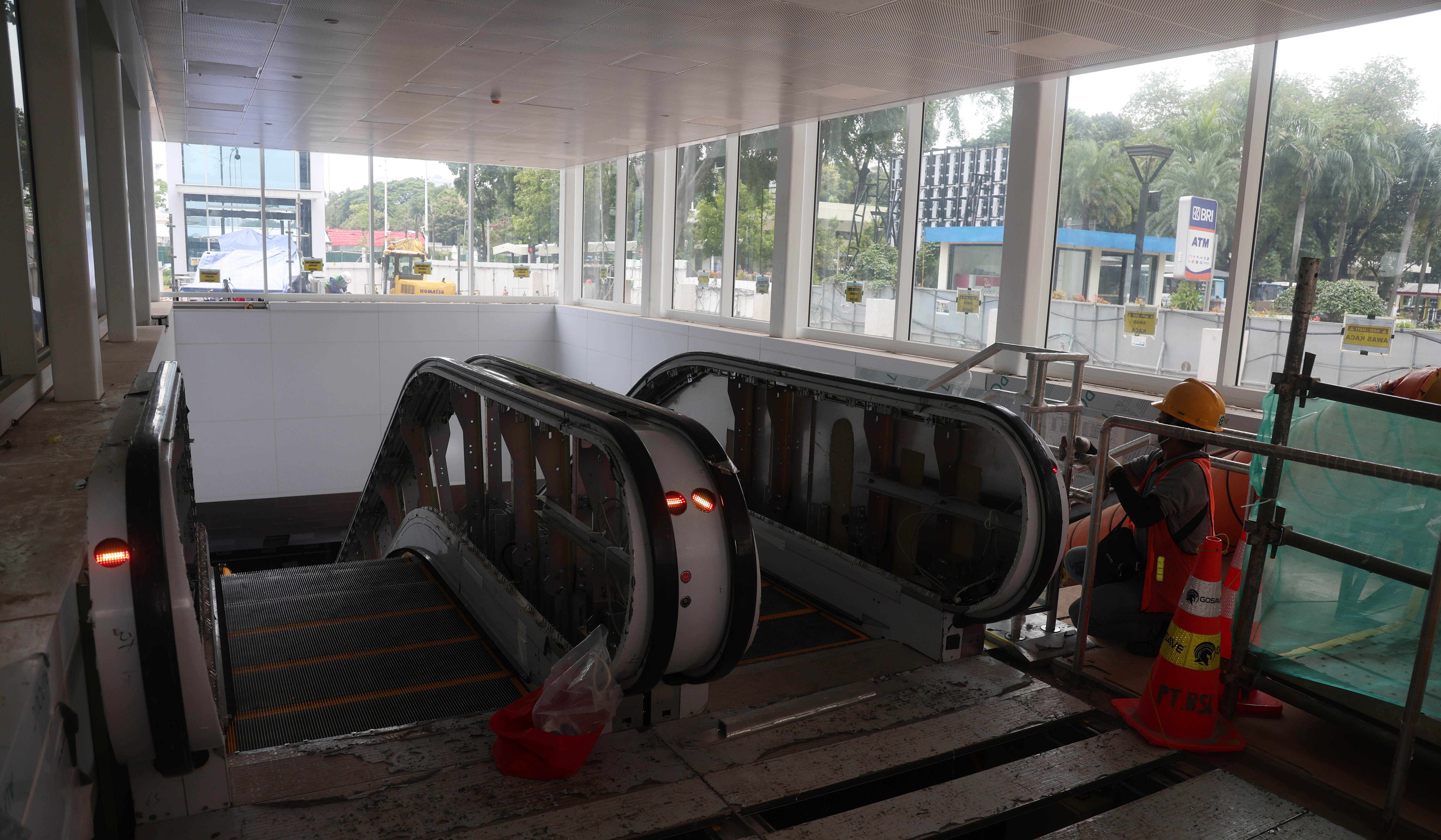 Pekerja melakukan pengecekan terowongan MRT Fase 2. (Agus Priatna/SinPo.id)