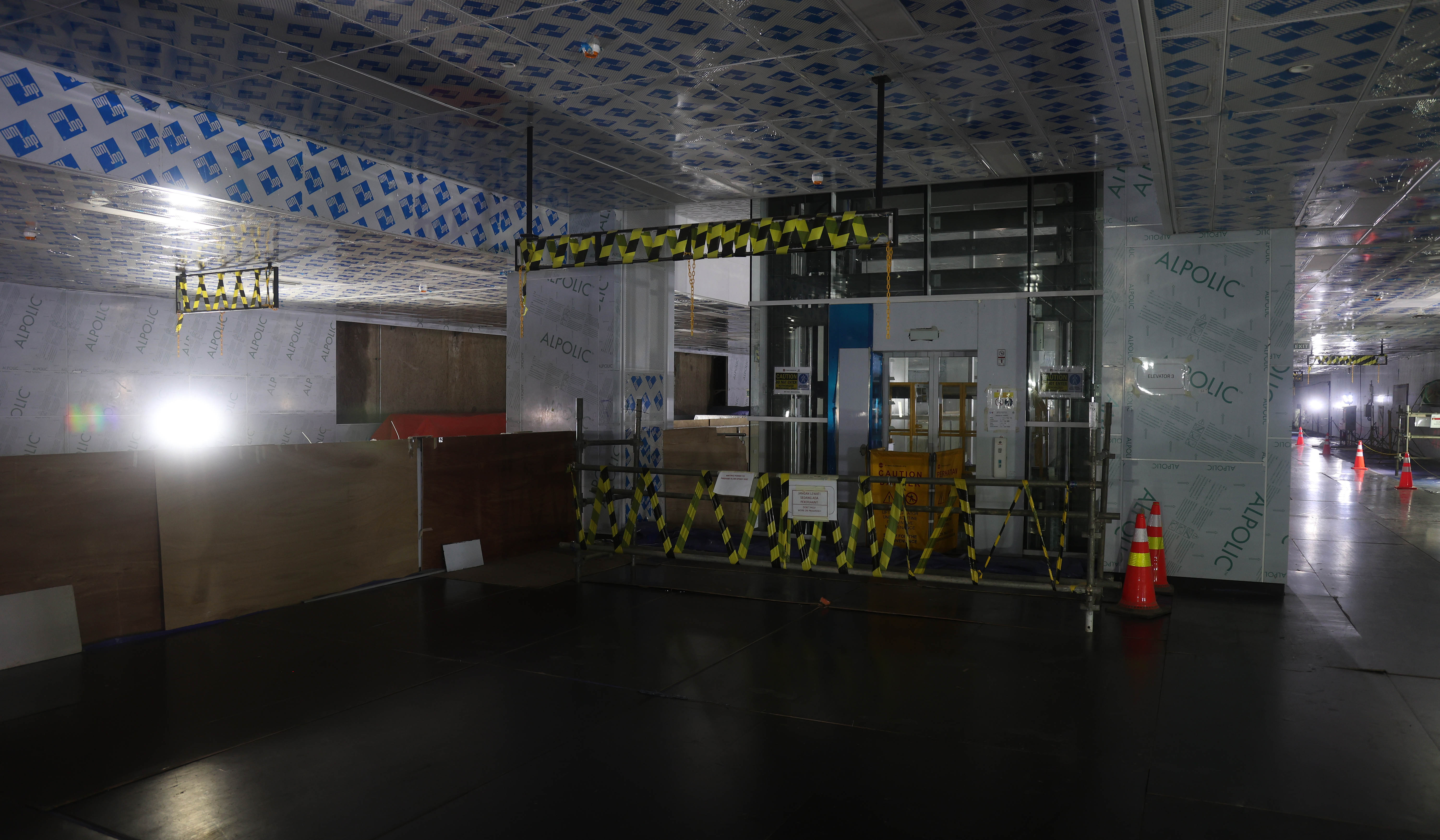 Pekerja melakukan pengecekan terowongan MRT Fase 2. (Agus Priatna/SinPo.id)