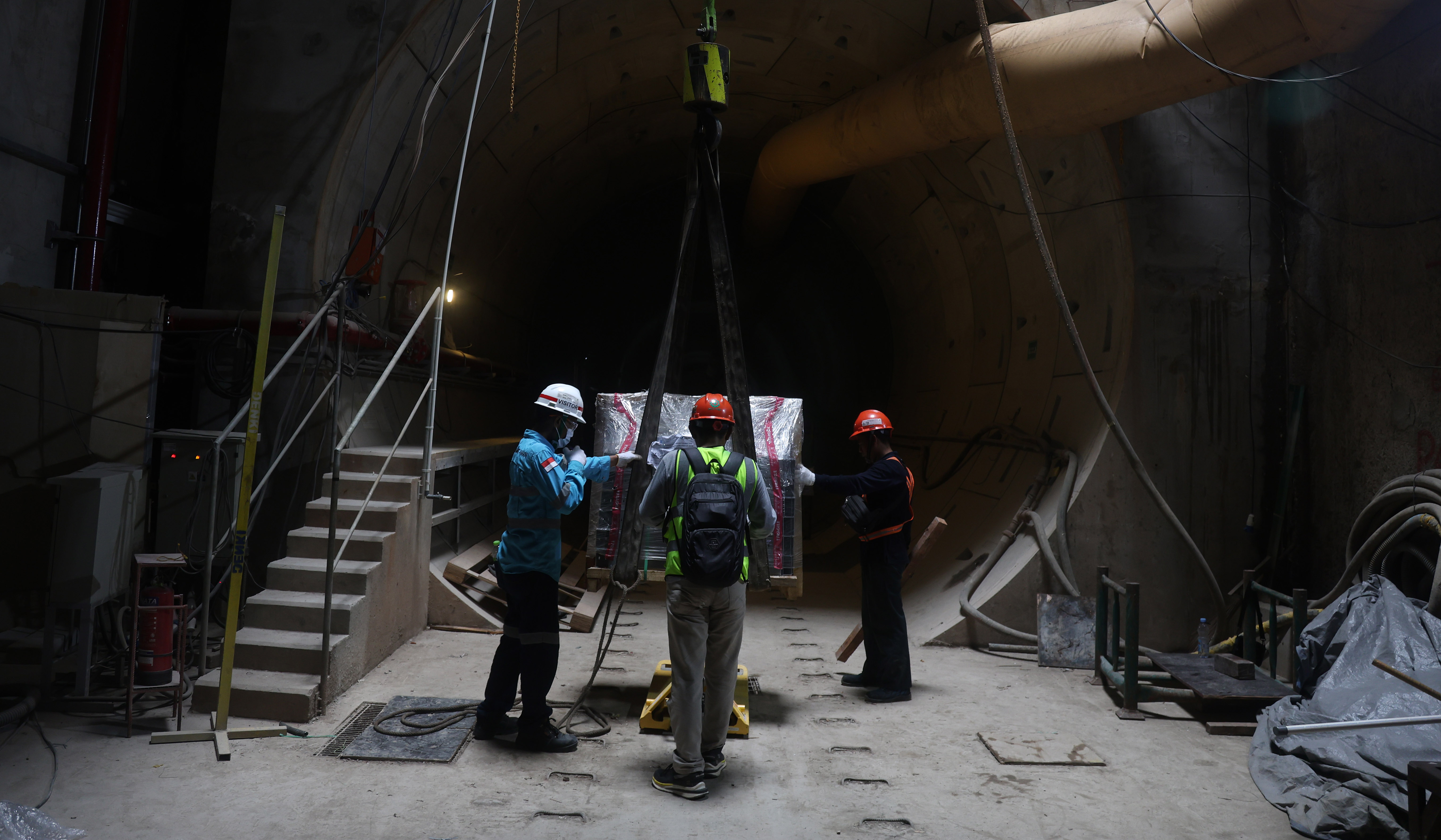 Pekerja melakukan pengecekan terowongan MRT Fase 2. (Agus Priatna/SinPo.id)