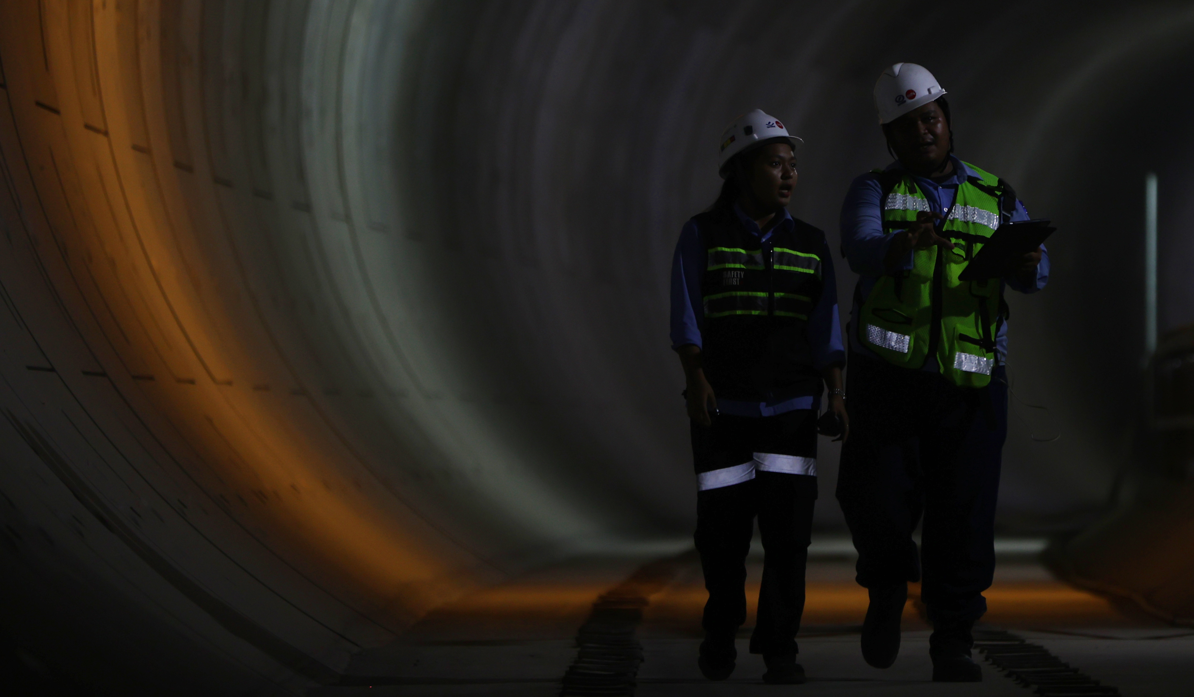 Pekerja melakukan pengecekan terowongan MRT Fase 2. (Agus Priatna/SinPo.id)