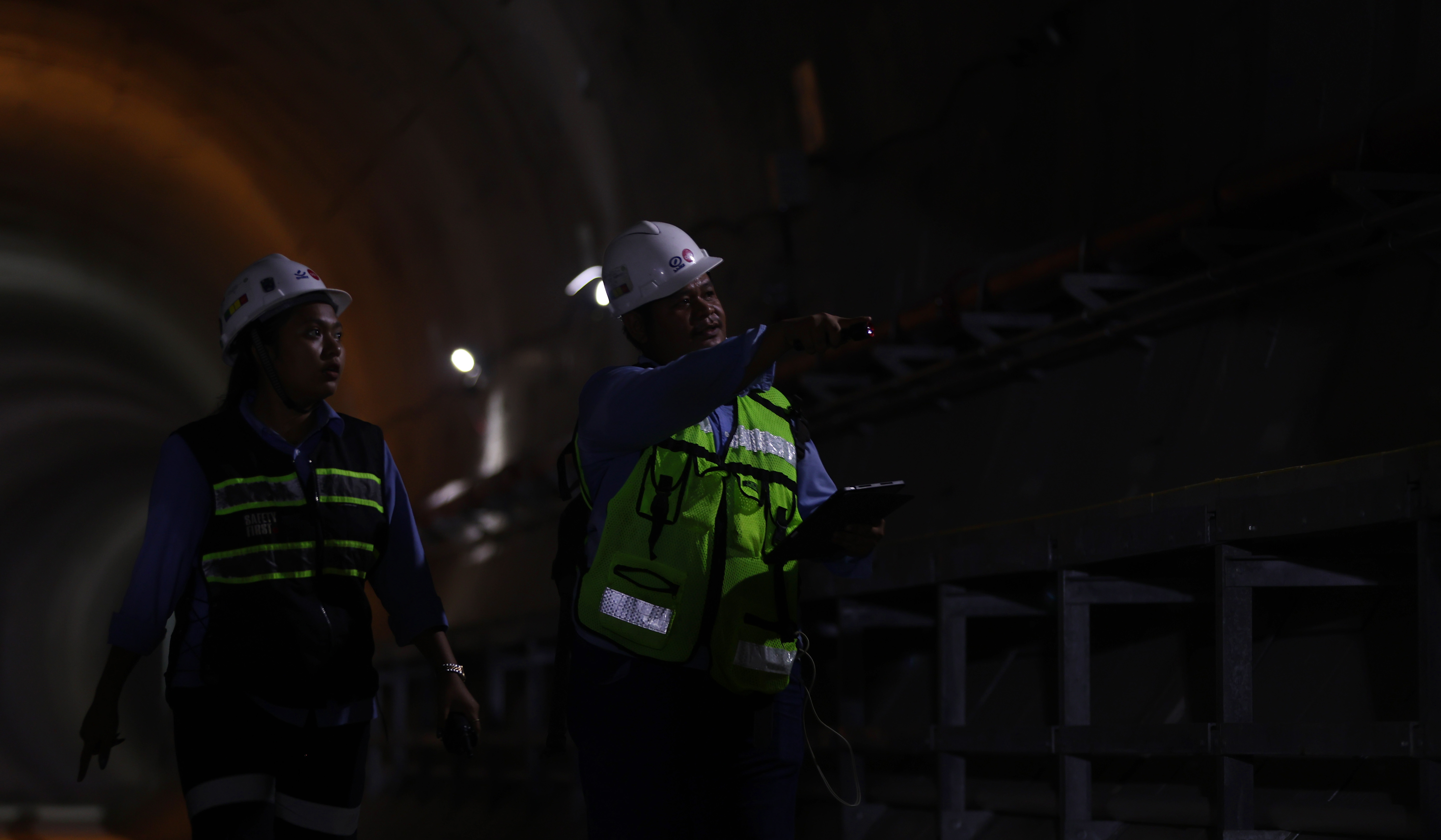 Pekerja melakukan pengecekan terowongan MRT Fase 2. (Agus Priatna/SinPo.id)