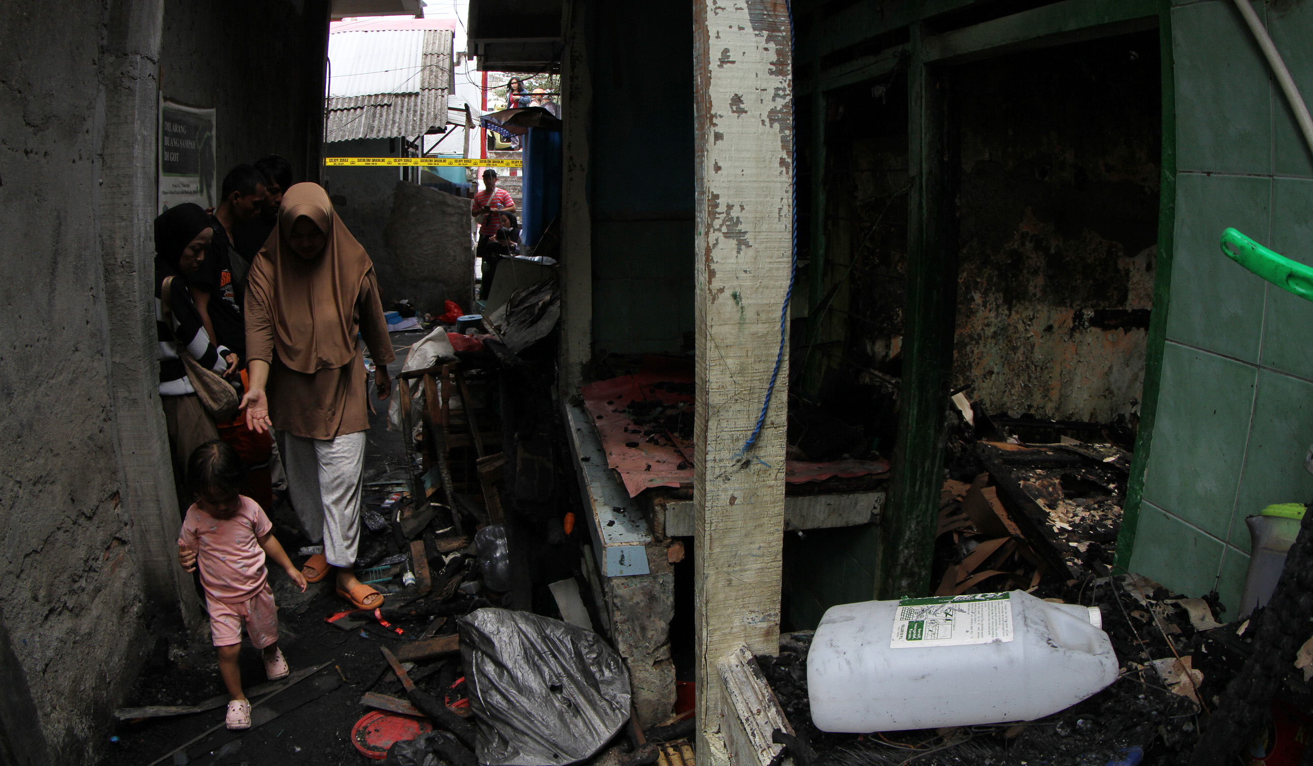 Puing sisa kebakaran Jatipulo. (Agus Priatna/SinPo.id)