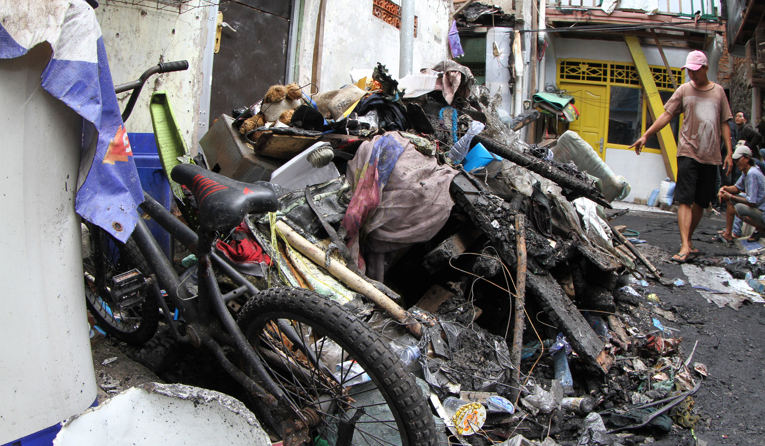 Puing sisa kebakaran Jatipulo. (Agus Priatna/SinPo.id)