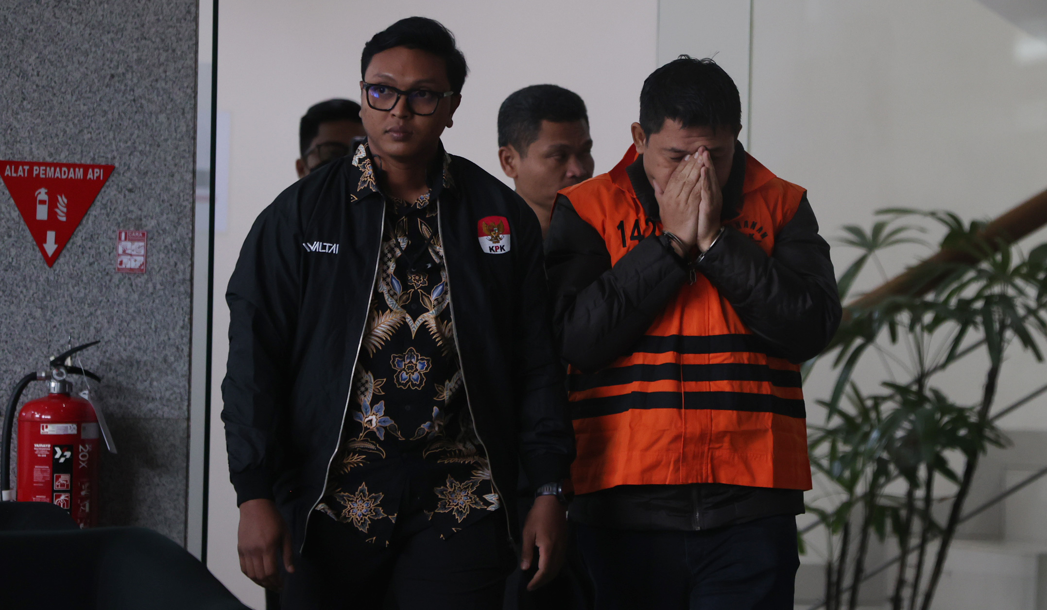 KPK tahan pejabat Bea Cukai. (Agus Priatna/SinPo.id)