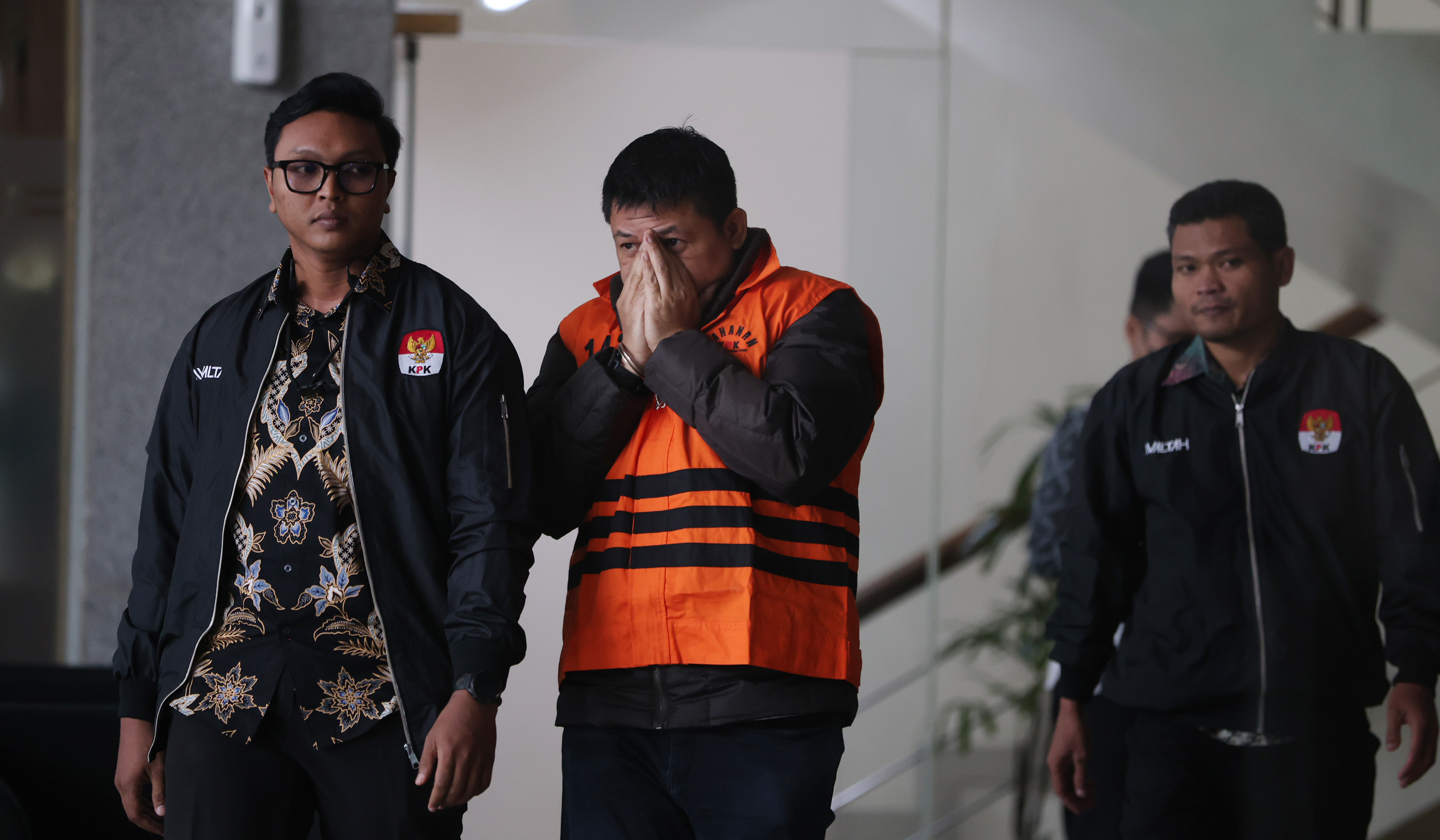 KPK tahan pejabat Bea Cukai. (Agus Priatna/SinPo.id)