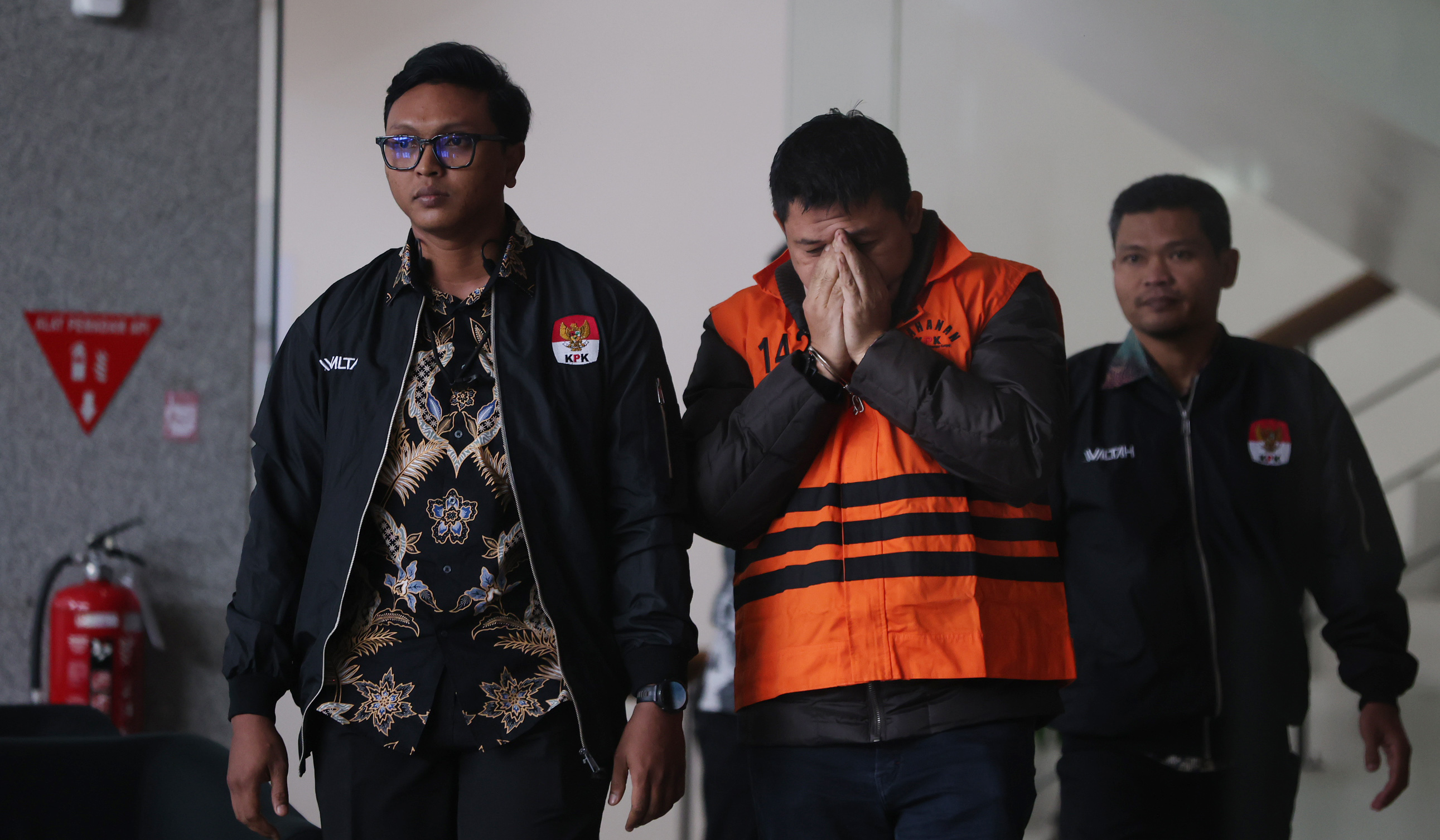 KPK tahan pejabat Bea Cukai. (Agus Priatna/SinPo.id)