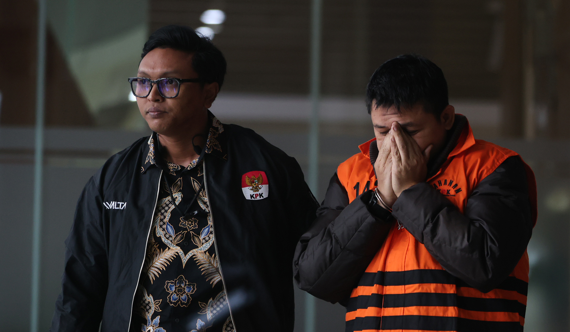 KPK tahan pejabat Bea Cukai. (Agus Priatna/SinPo.id)