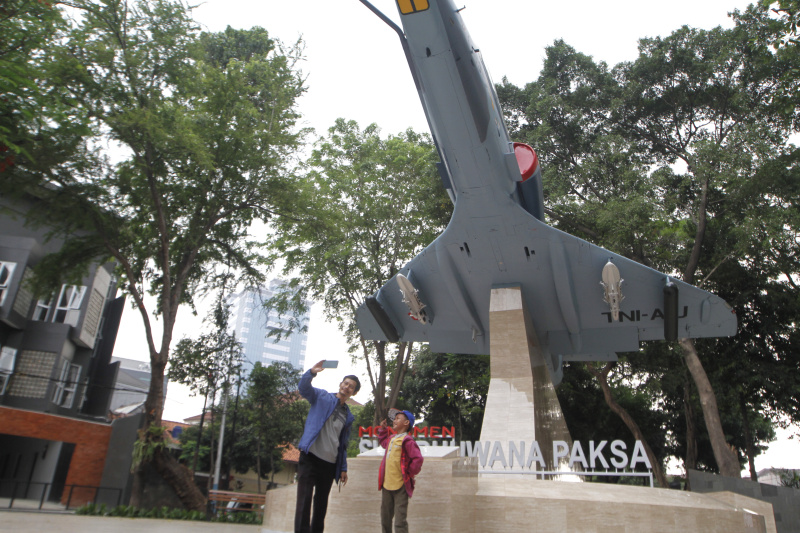 Warga berselfie ria di depan Monumen SWA BHUWANA PAKSA dengan berlatar belakang pesawat tempur A-4 Skyhawk milik TNI-AU (Ashar/SinPo.id)