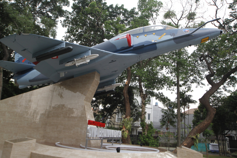 Warga berselfie ria di depan Monumen SWA BHUWANA PAKSA dengan berlatar belakang pesawat tempur A-4 Skyhawk milik TNI-AU (Ashar/SinPo.id)