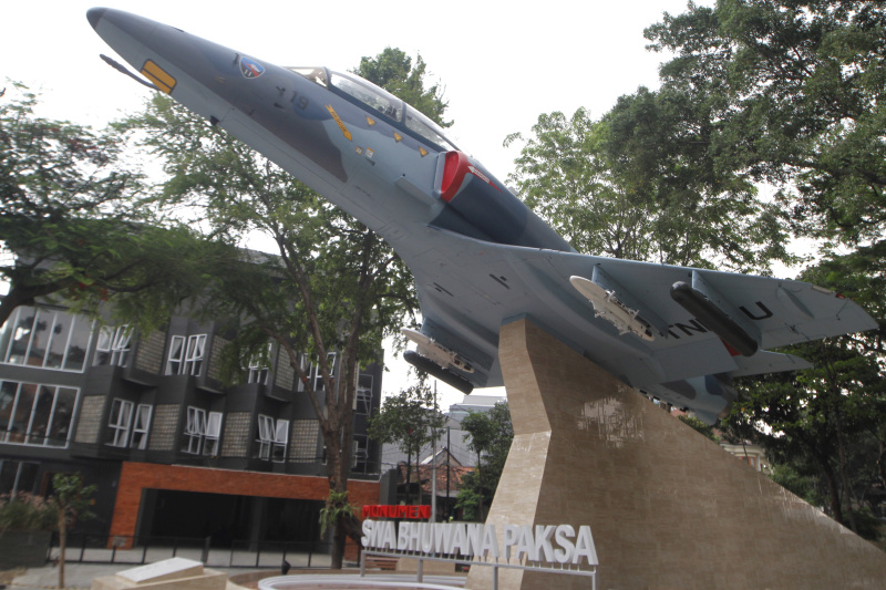 Warga berselfie ria di depan Monumen SWA BHUWANA PAKSA dengan berlatar belakang pesawat tempur A-4 Skyhawk milik TNI-AU (Ashar/SinPo.id)