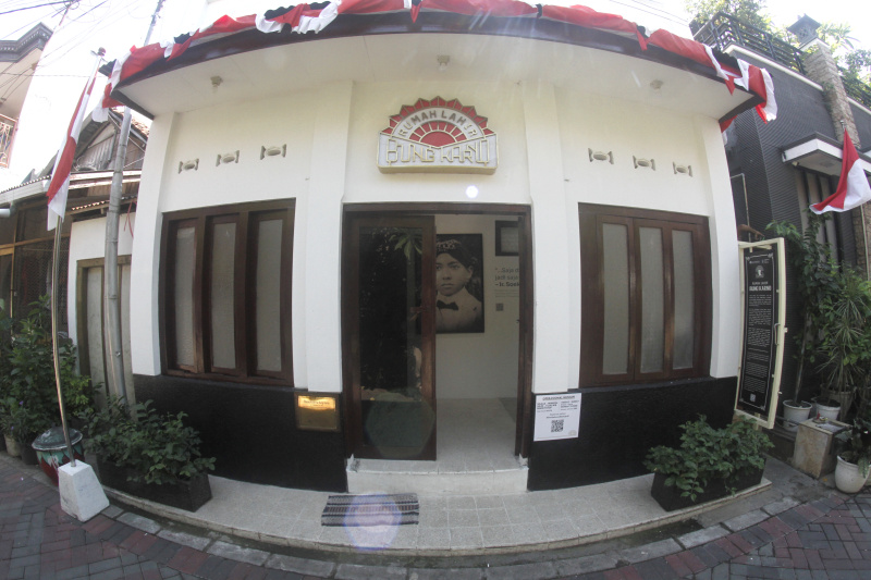 Melihat destinasi wisata sejarah rumah lahir Bung Karno di Surabaya (Ashar/SinPo.id)