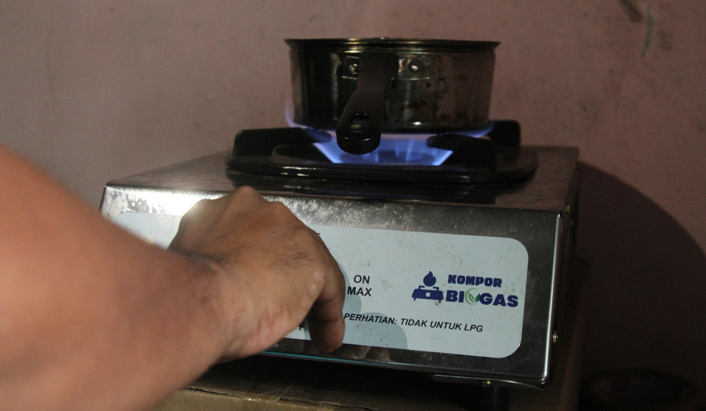 Kompor berbahan bakar biogas. (Agus Priatna/SinPo.id)