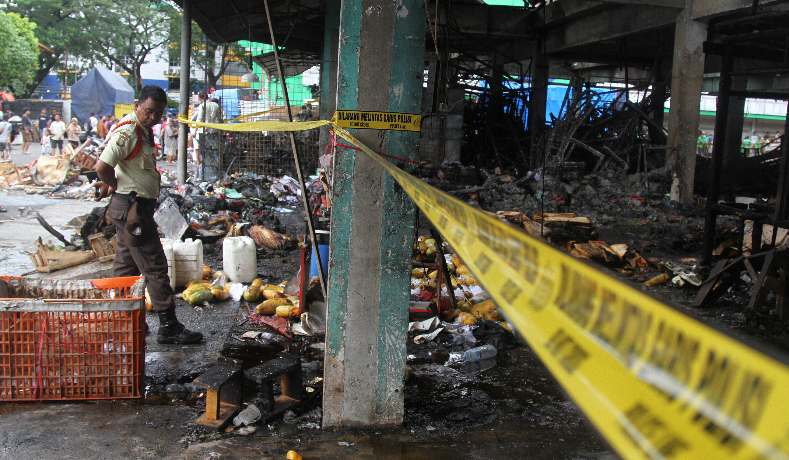 Sisa kebakaran Pasar Induk. (Agus Priatna/SinPo.id)