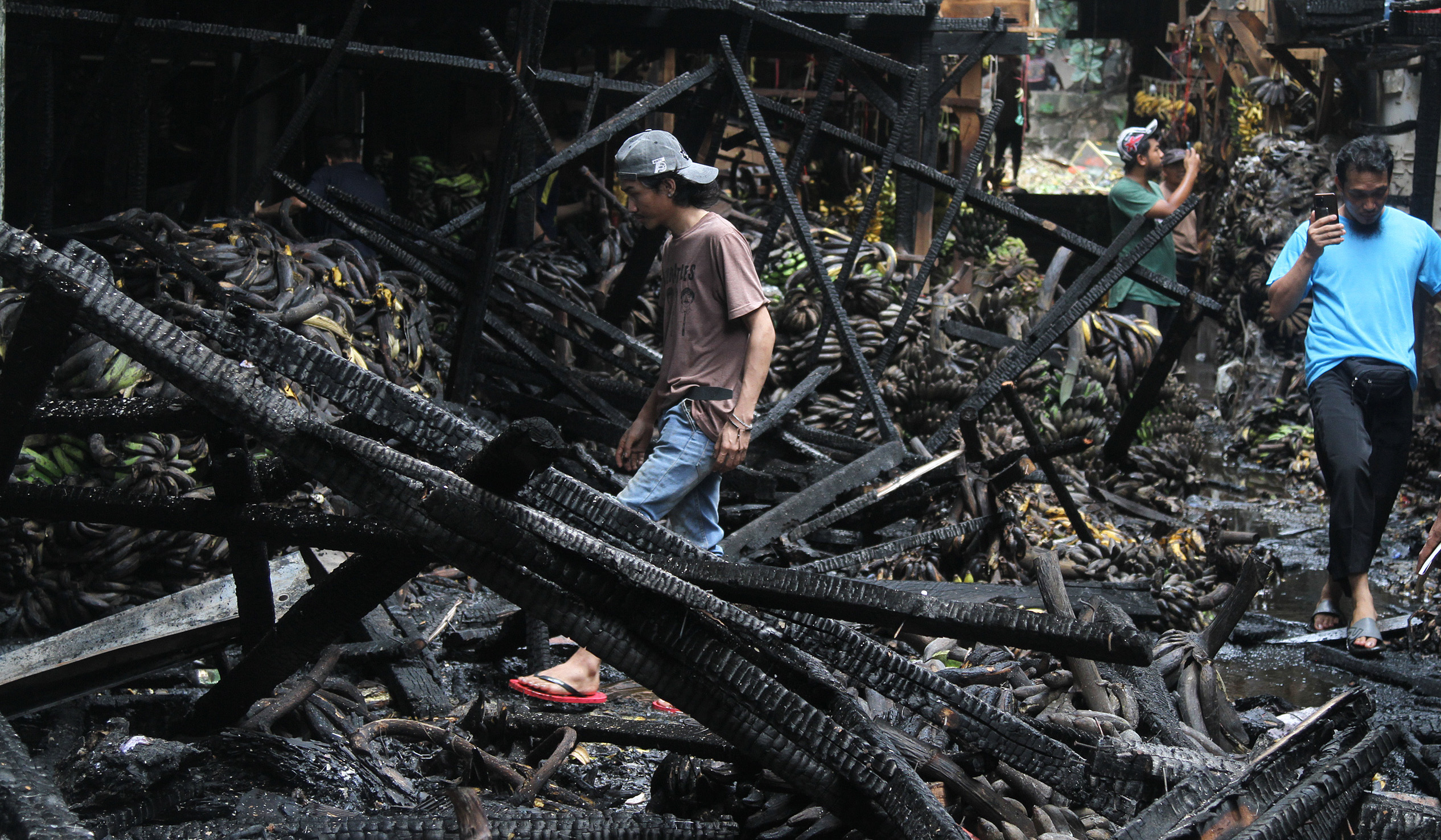 Sisa kebakaran Pasar Induk. (Agus Priatna/SinPo.id)