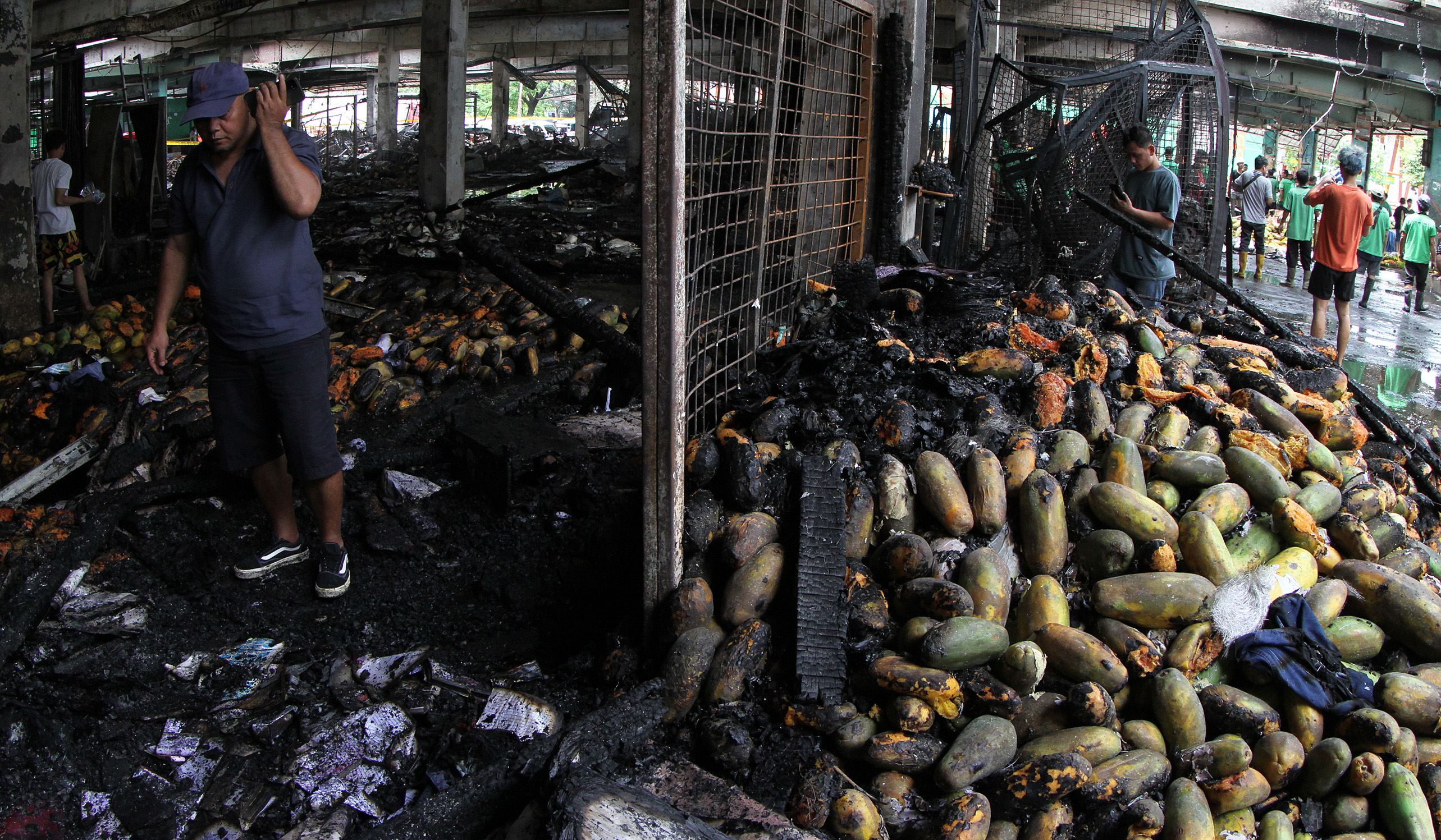 Sisa kebakaran Pasar Induk. (Agus Priatna/SinPo.id)