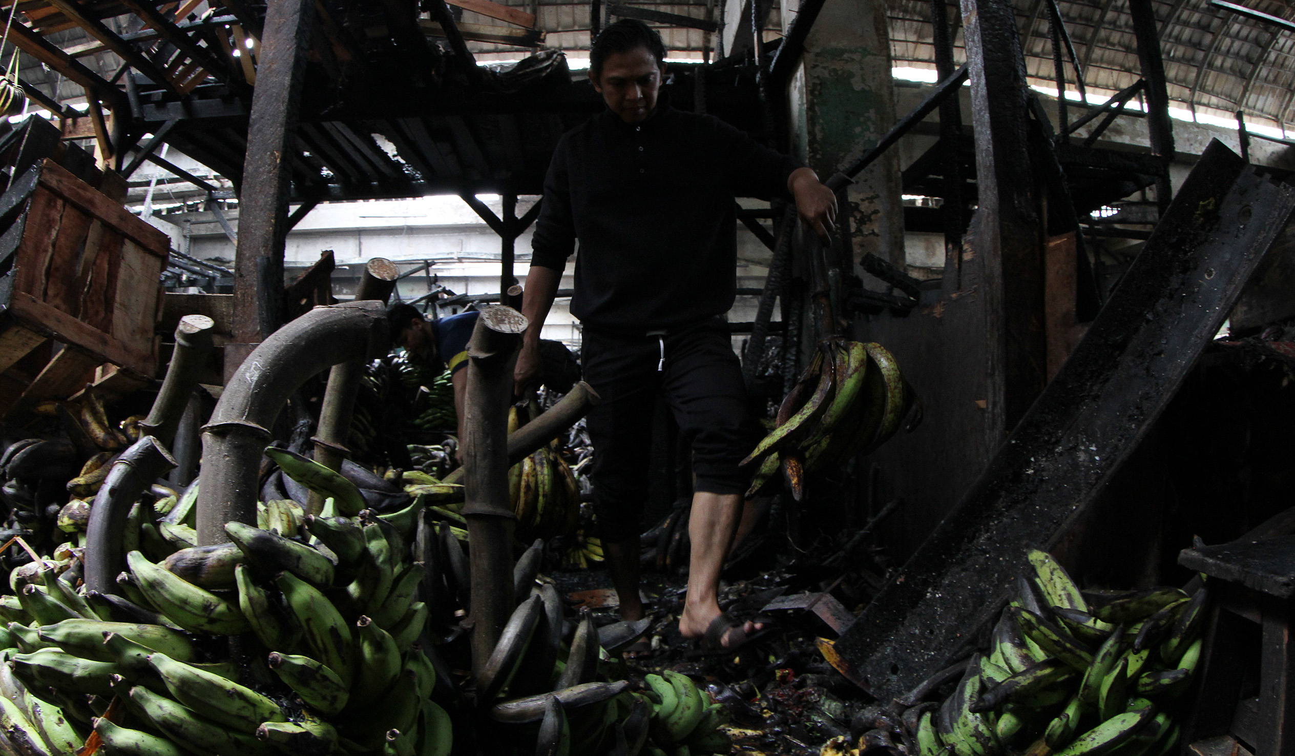 Sisa kebakaran Pasar Induk. (Agus Priatna/SinPo.id)