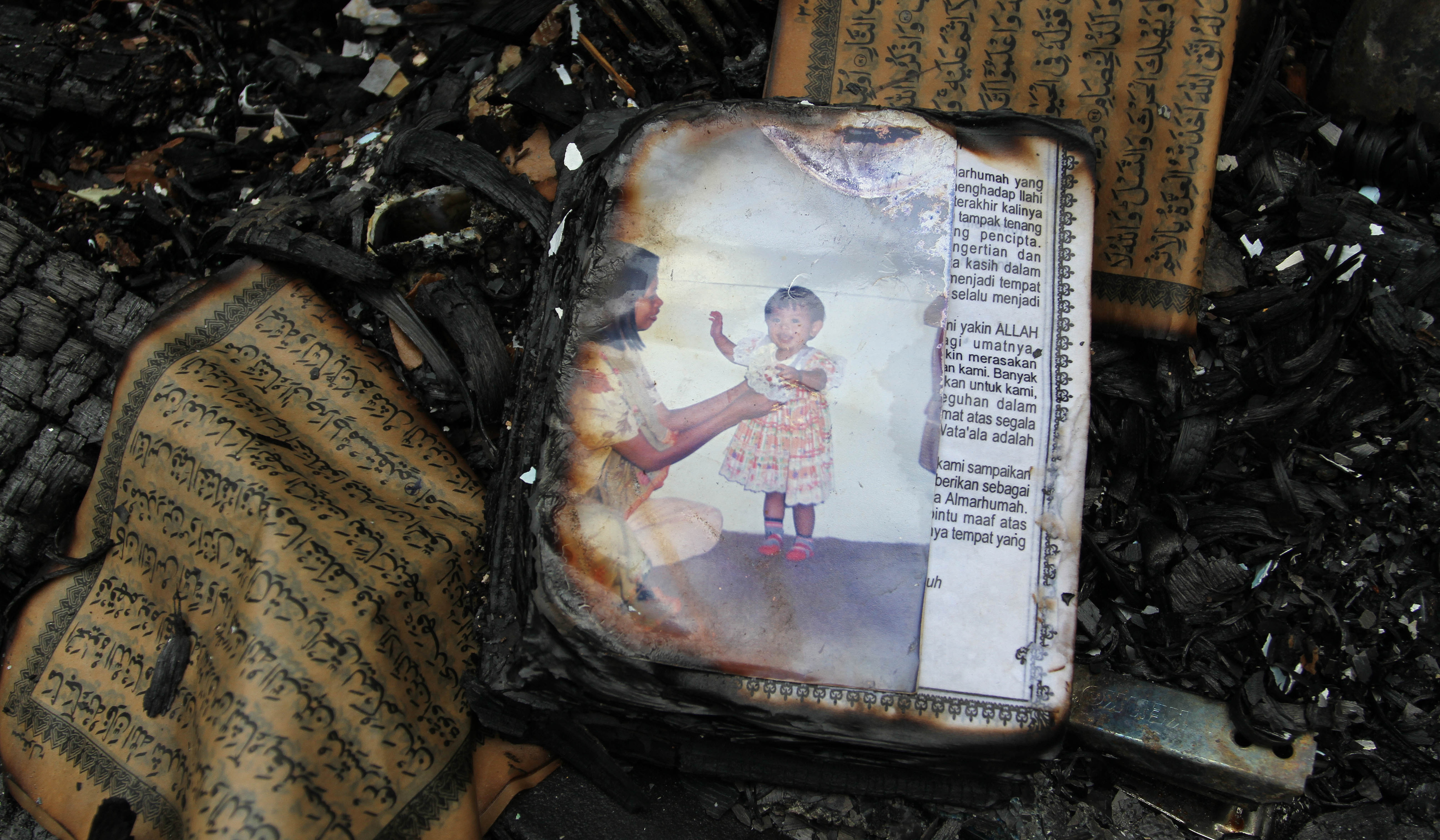 Warga mencari baju layak pakai dilokasi kebakaran. (Agus Priatna/SinPo.id)