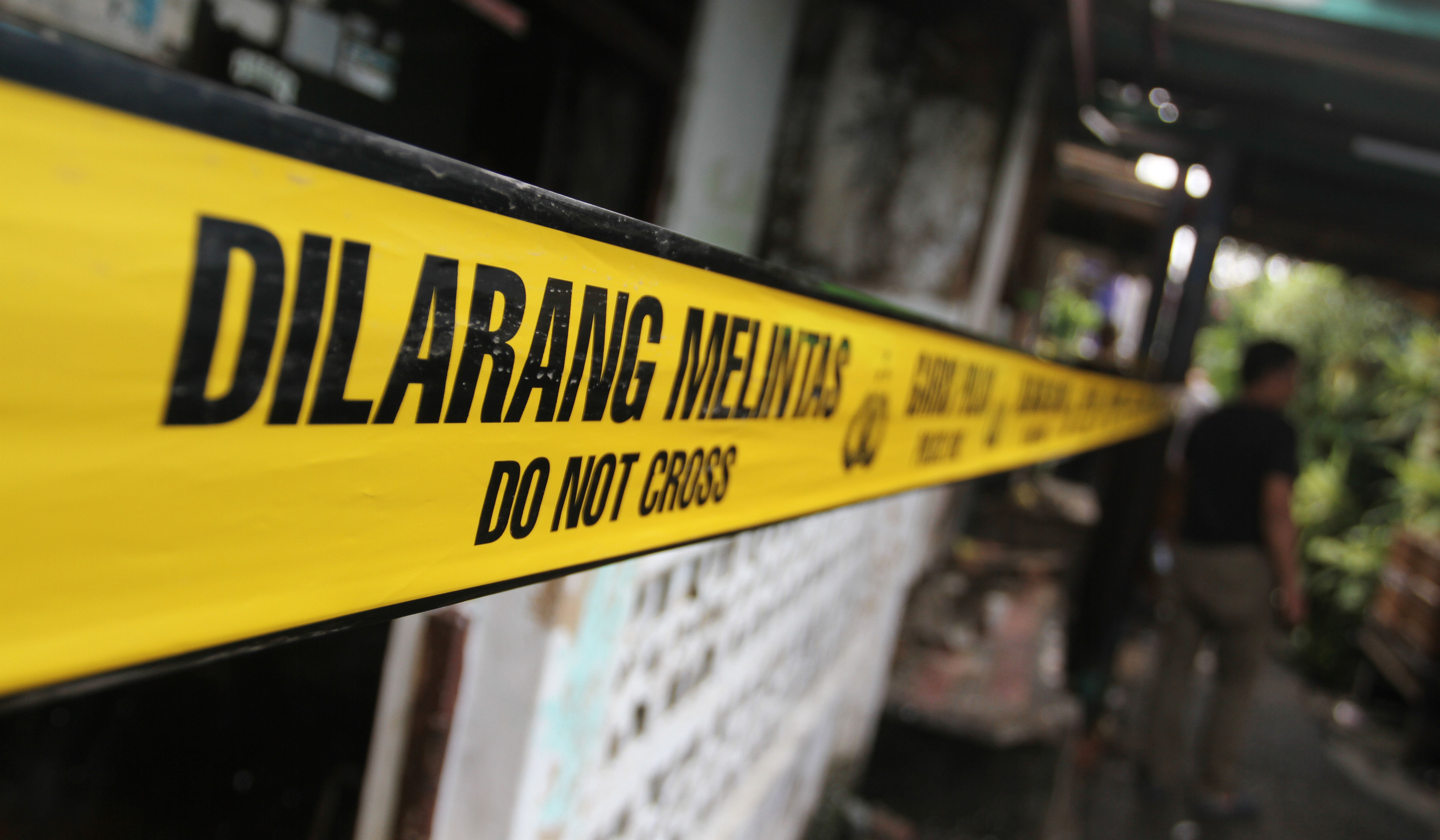 Warga mencari baju layak pakai dilokasi kebakaran. (Agus Priatna/SinPo.id)