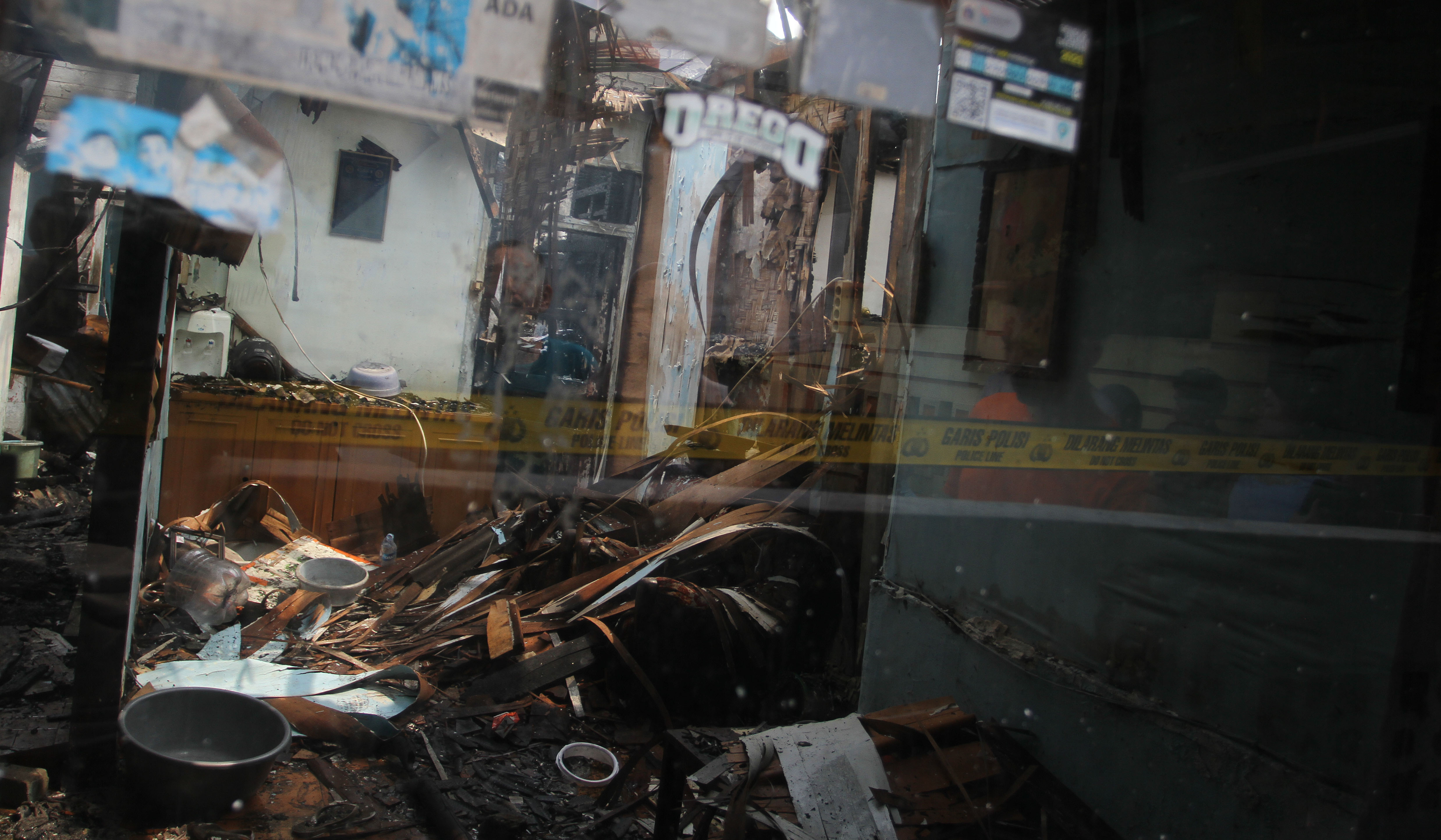 Warga mencari baju layak pakai dilokasi kebakaran. (Agus Priatna/SinPo.id)