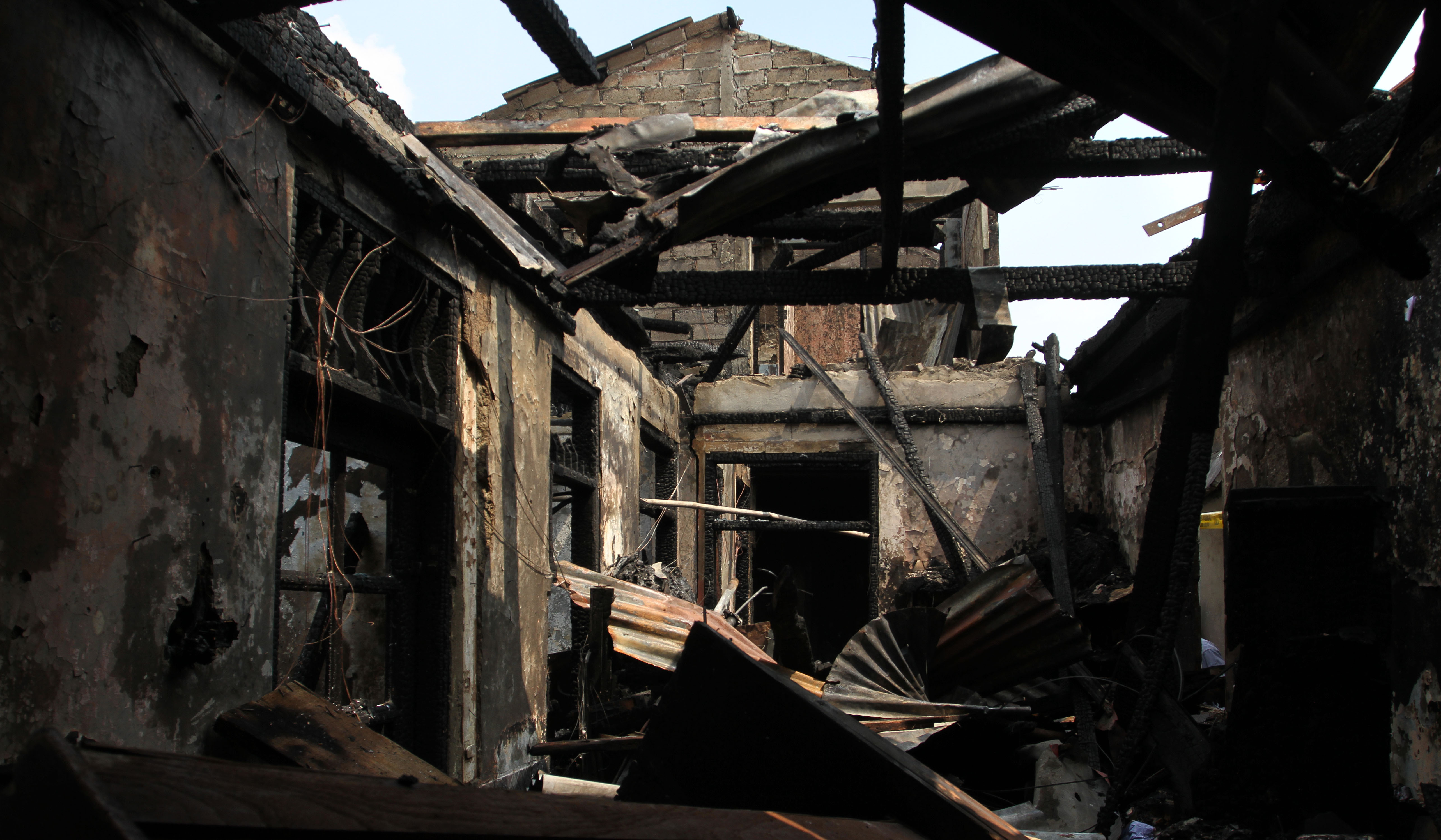 Warga mencari baju layak pakai dilokasi kebakaran. (Agus Priatna/SinPo.id)