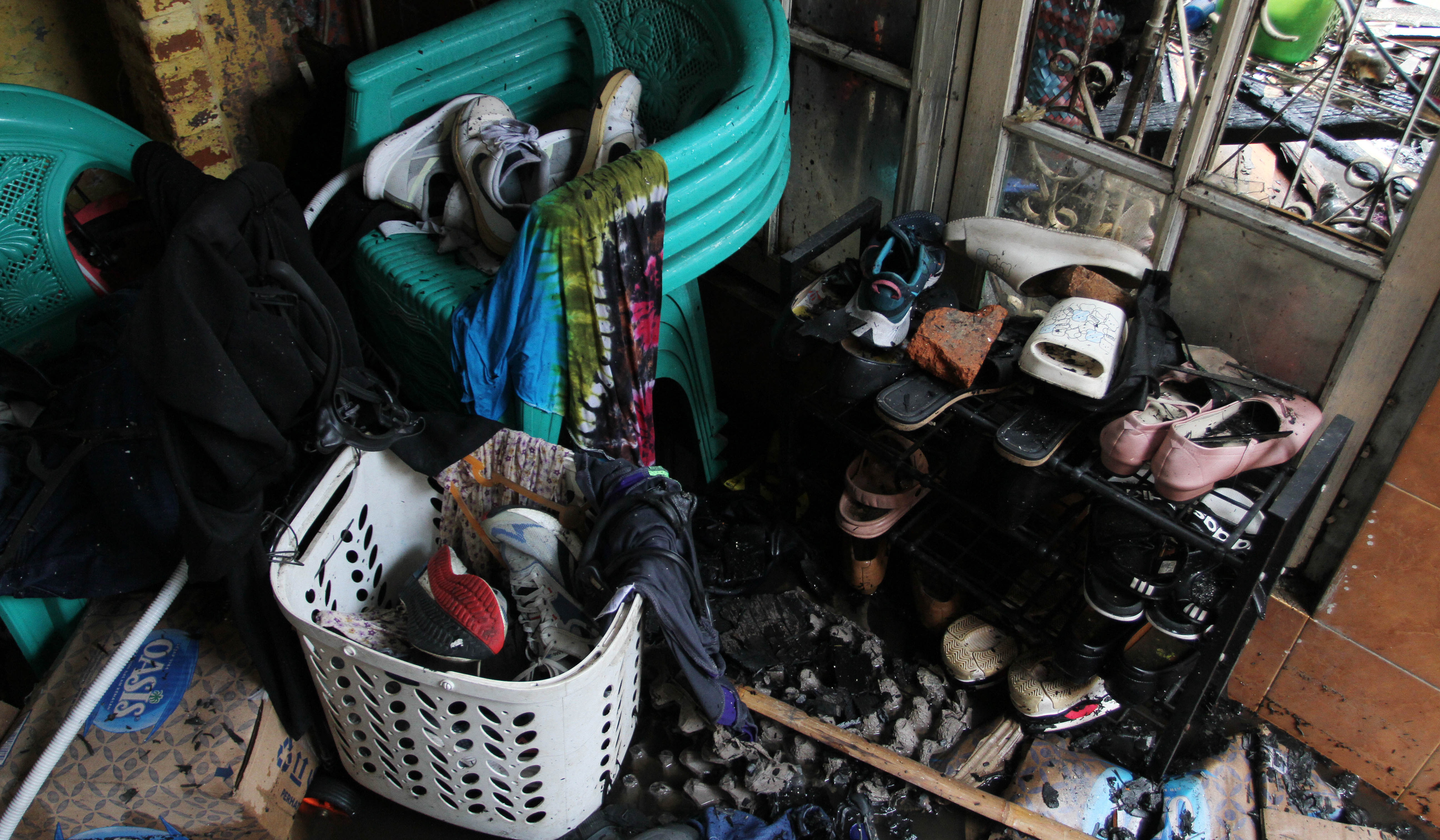 Warga mencari baju layak pakai dilokasi kebakaran. (Agus Priatna/SinPo.id)