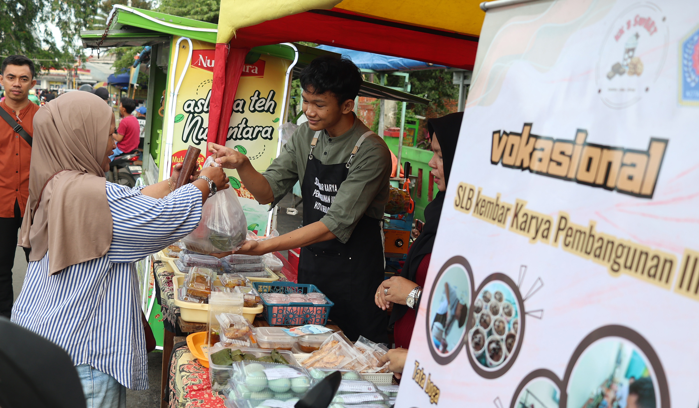 Siswa tunarungu berjualan takjil. (Agus Priatna/SinPo.id)