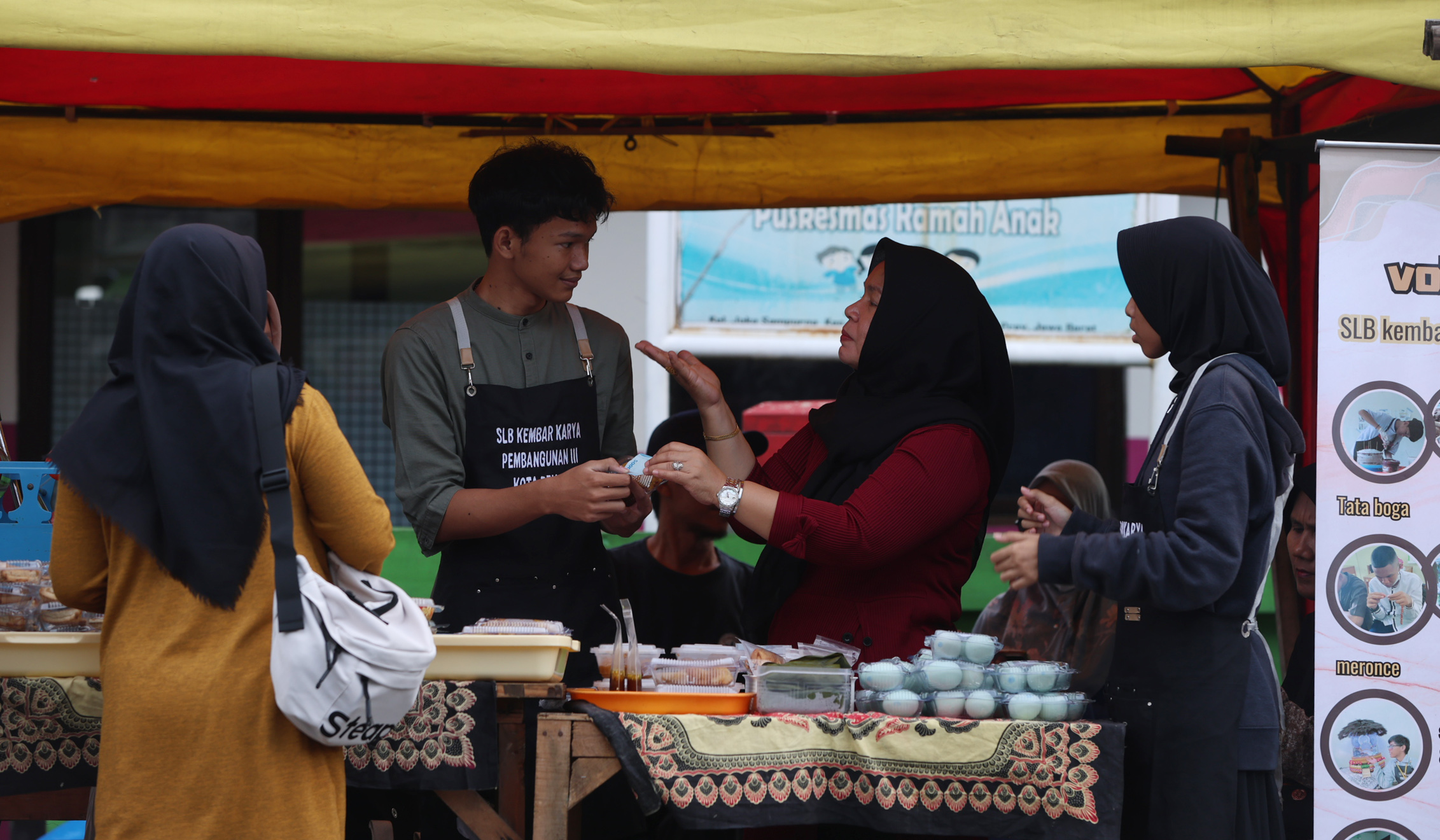 Siswa tunarungu berjualan takjil. (Agus Priatna/SinPo.id)