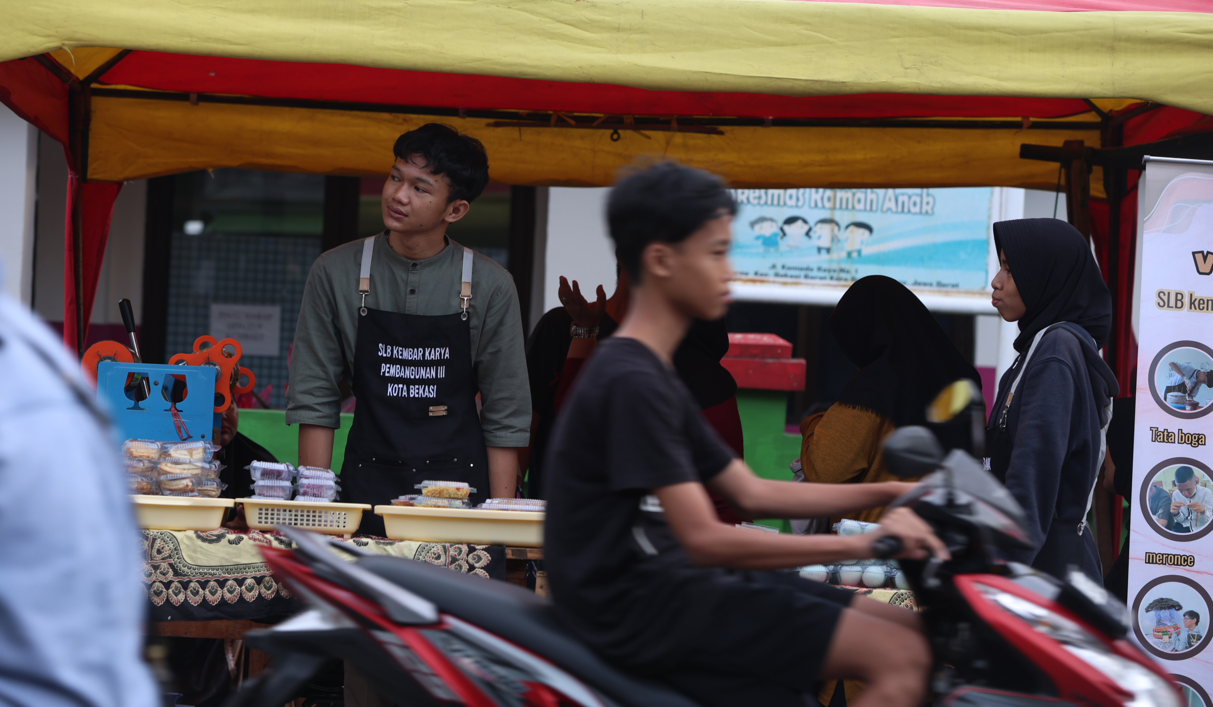 Siswa tunarungu berjualan takjil. (Agus Priatna/SinPo.id)