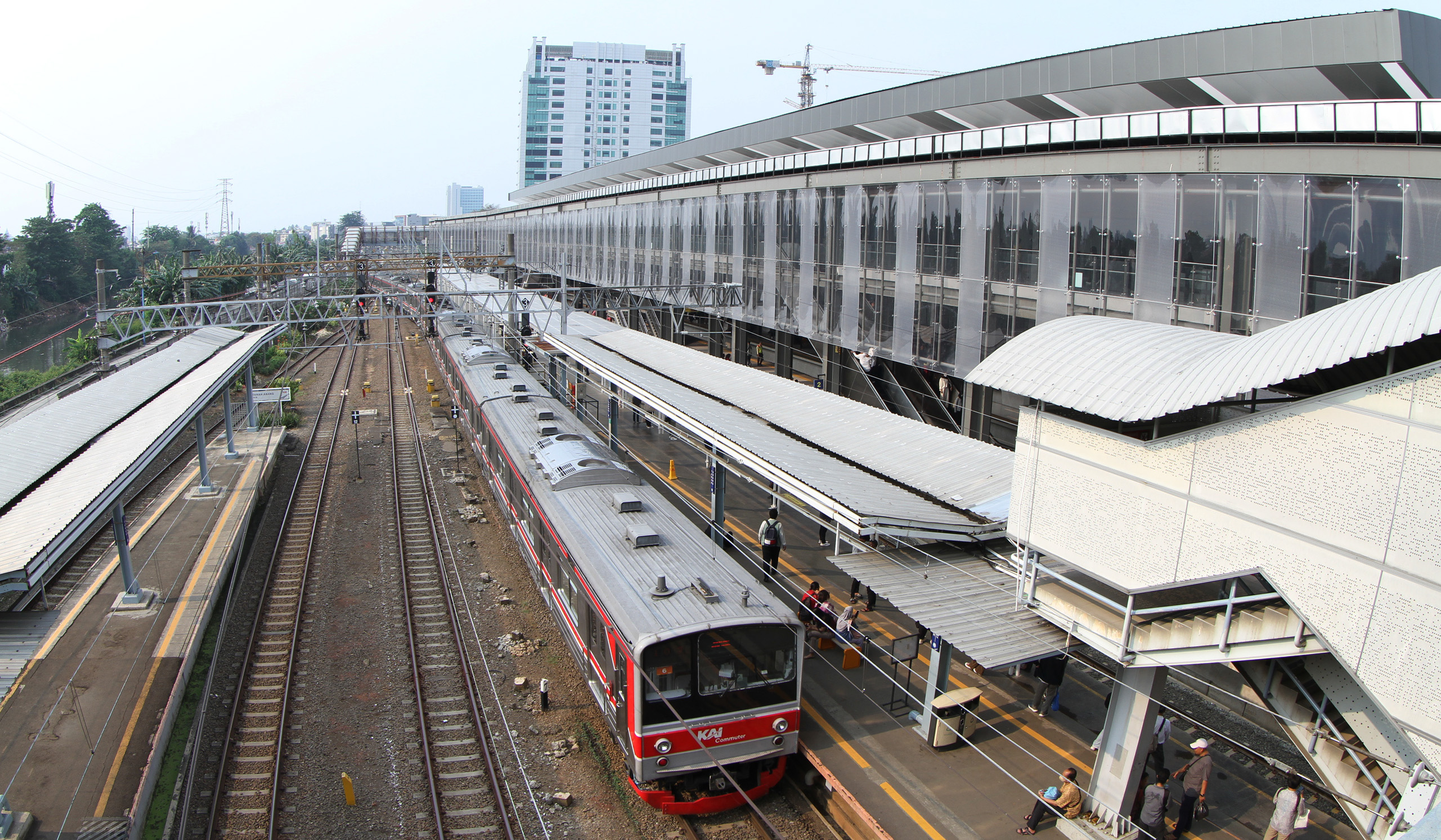 Suasana Stasiun Tanah Abang. (Agus Priatna/SinPo.id)