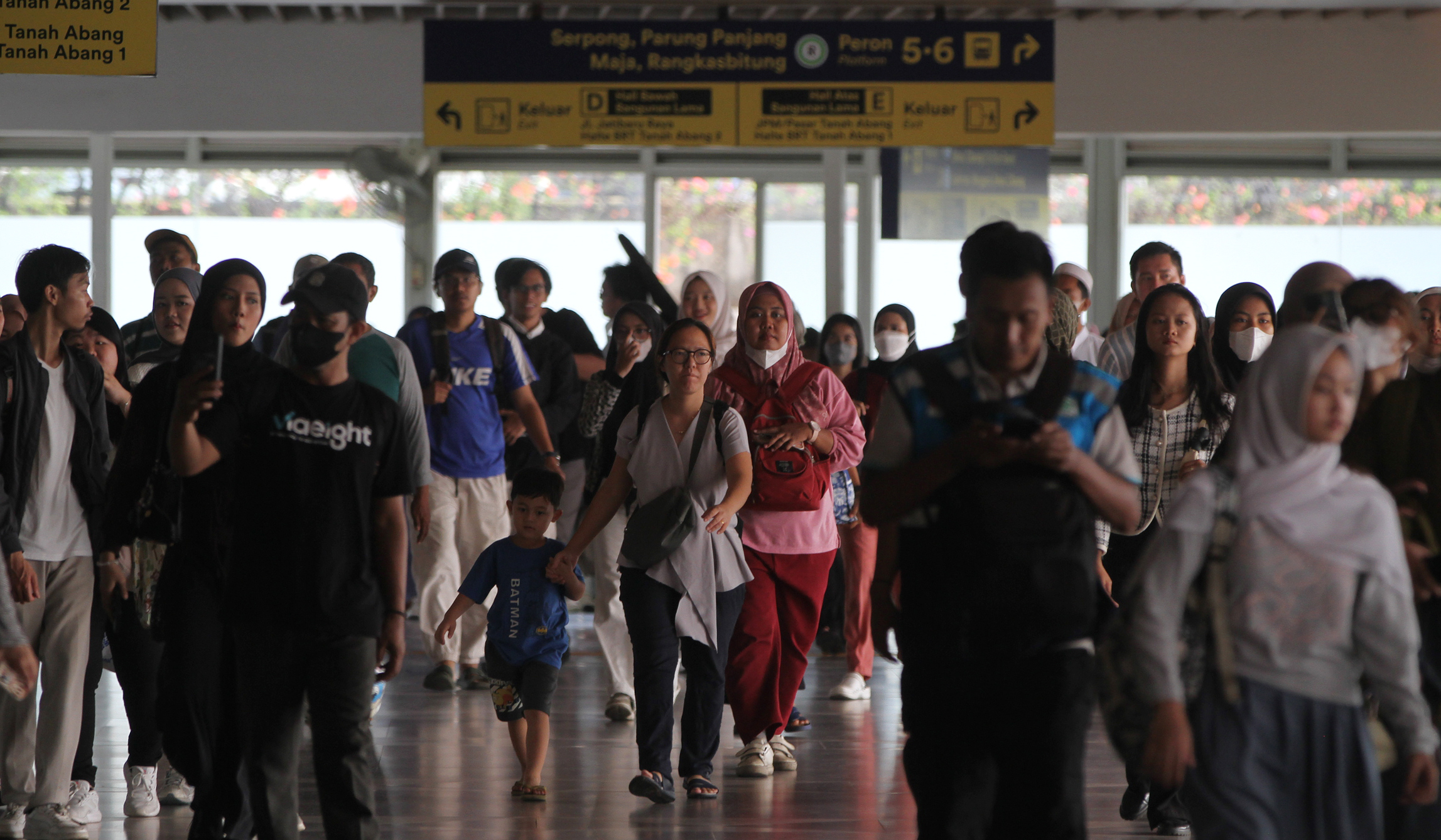 Suasana Stasiun Tanah Abang. (Agus Priatna/SinPo.id)