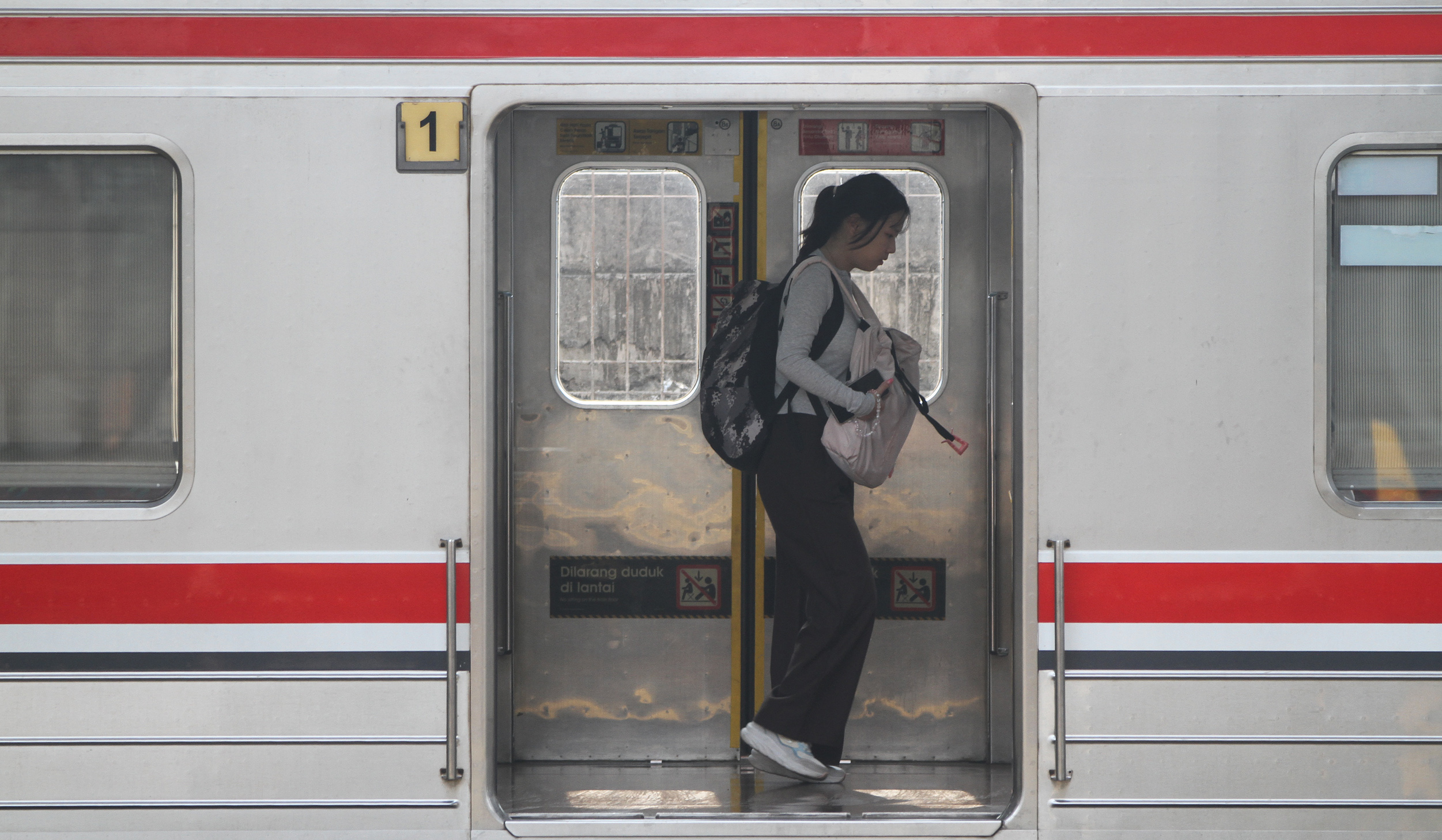 Suasana Stasiun Tanah Abang. (Agus Priatna/SinPo.id)