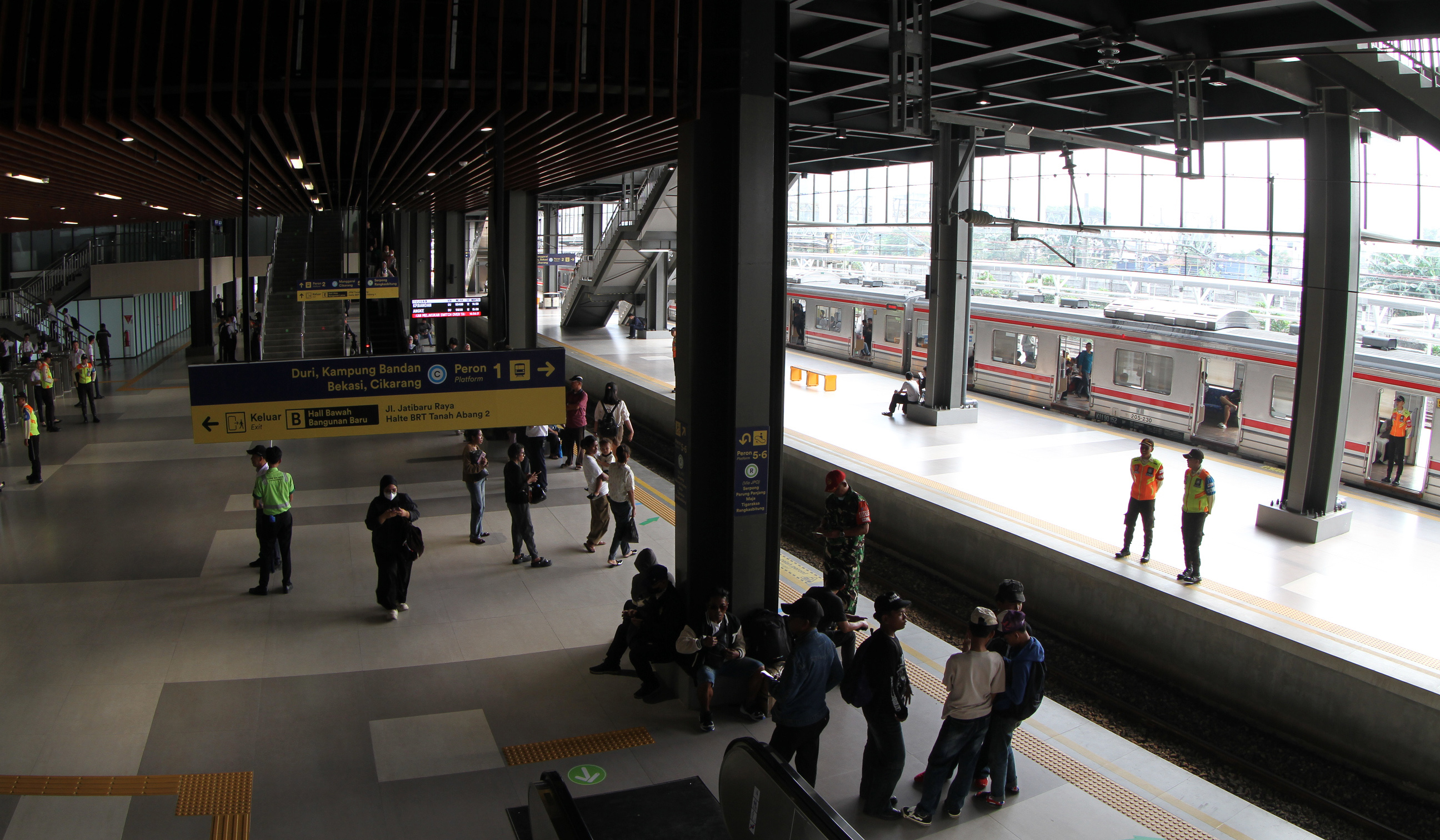 Suasana Stasiun Tanah Abang. (Agus Priatna/SinPo.id)