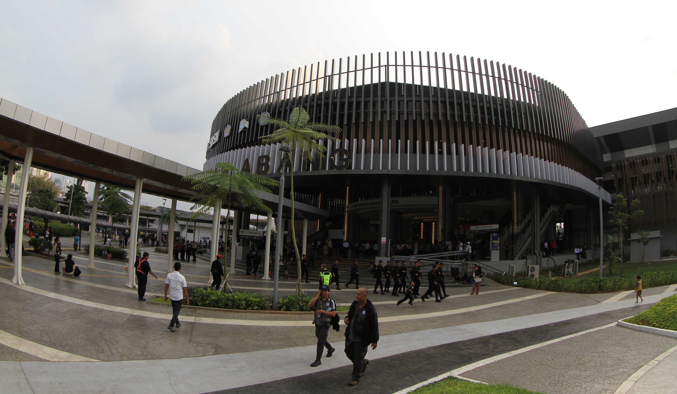 Suasana Stasiun Tanah Abang. (Agus Priatna/SinPo.id)