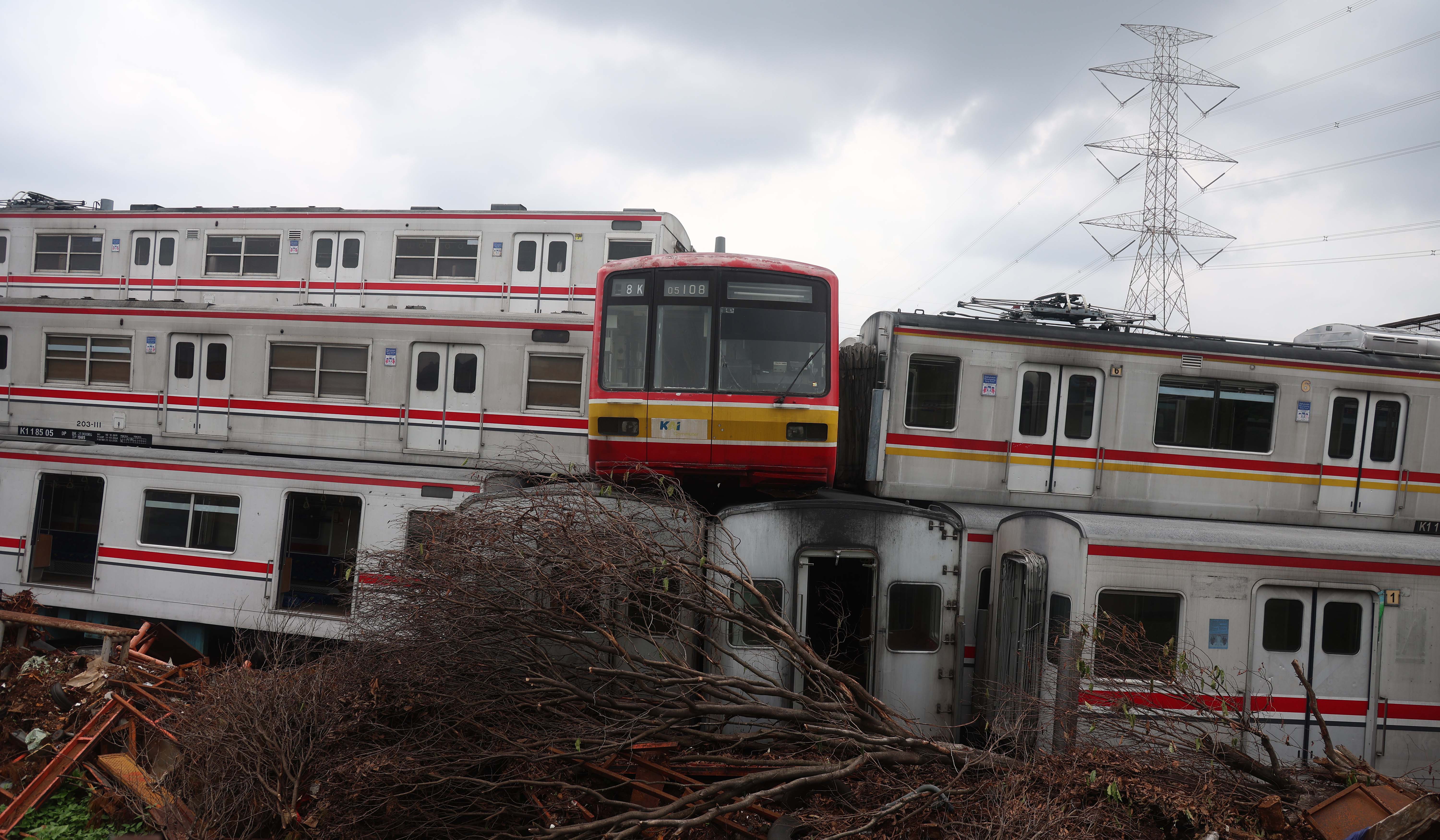 Tumpukan kereta bekas di Depo Depok, Jawa Barat. (Agus Priatna/SinPo.id)