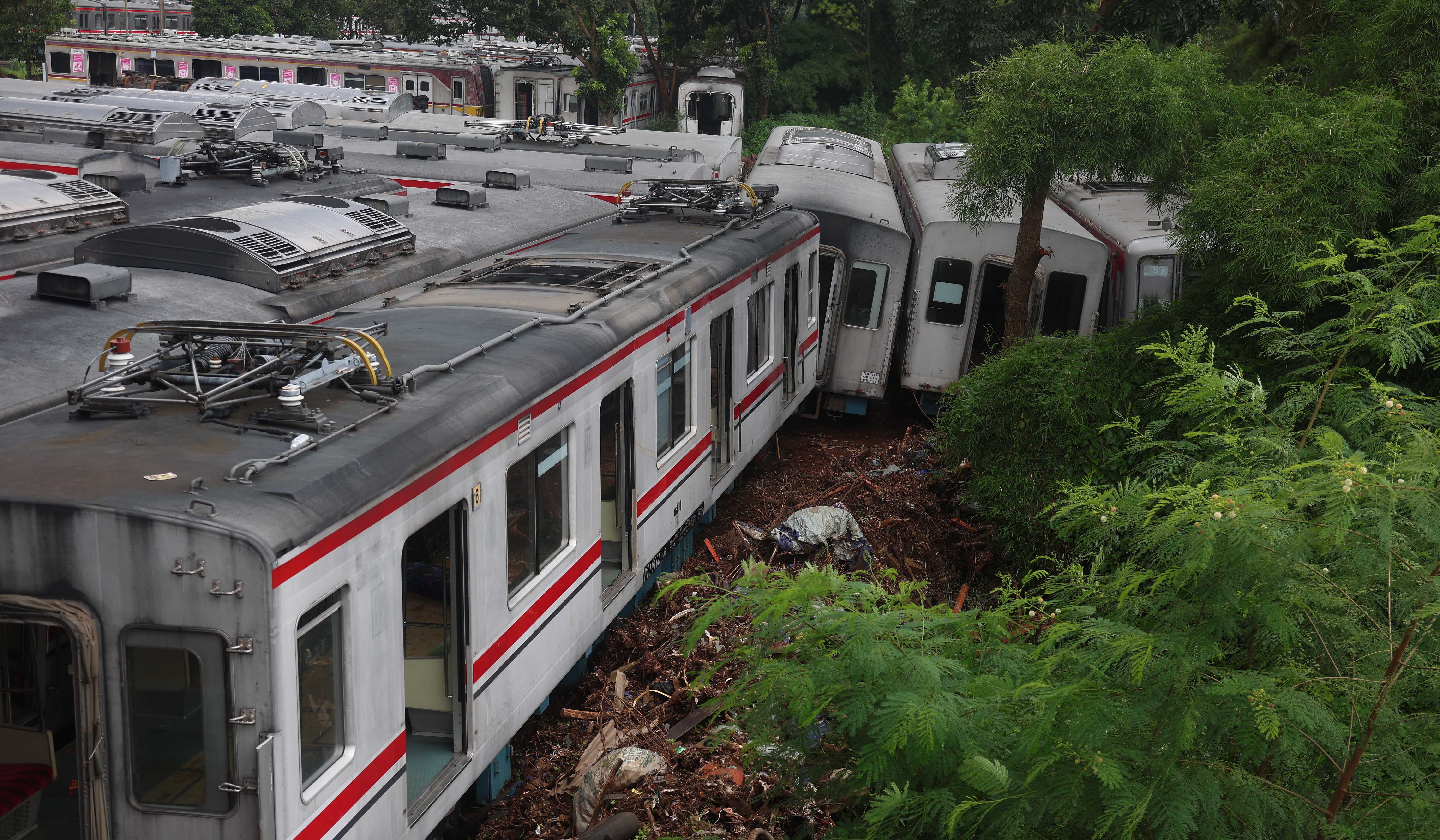 Tumpukan kereta bekas di Depo Depok, Jawa Barat. (Agus Priatna/SinPo.id)