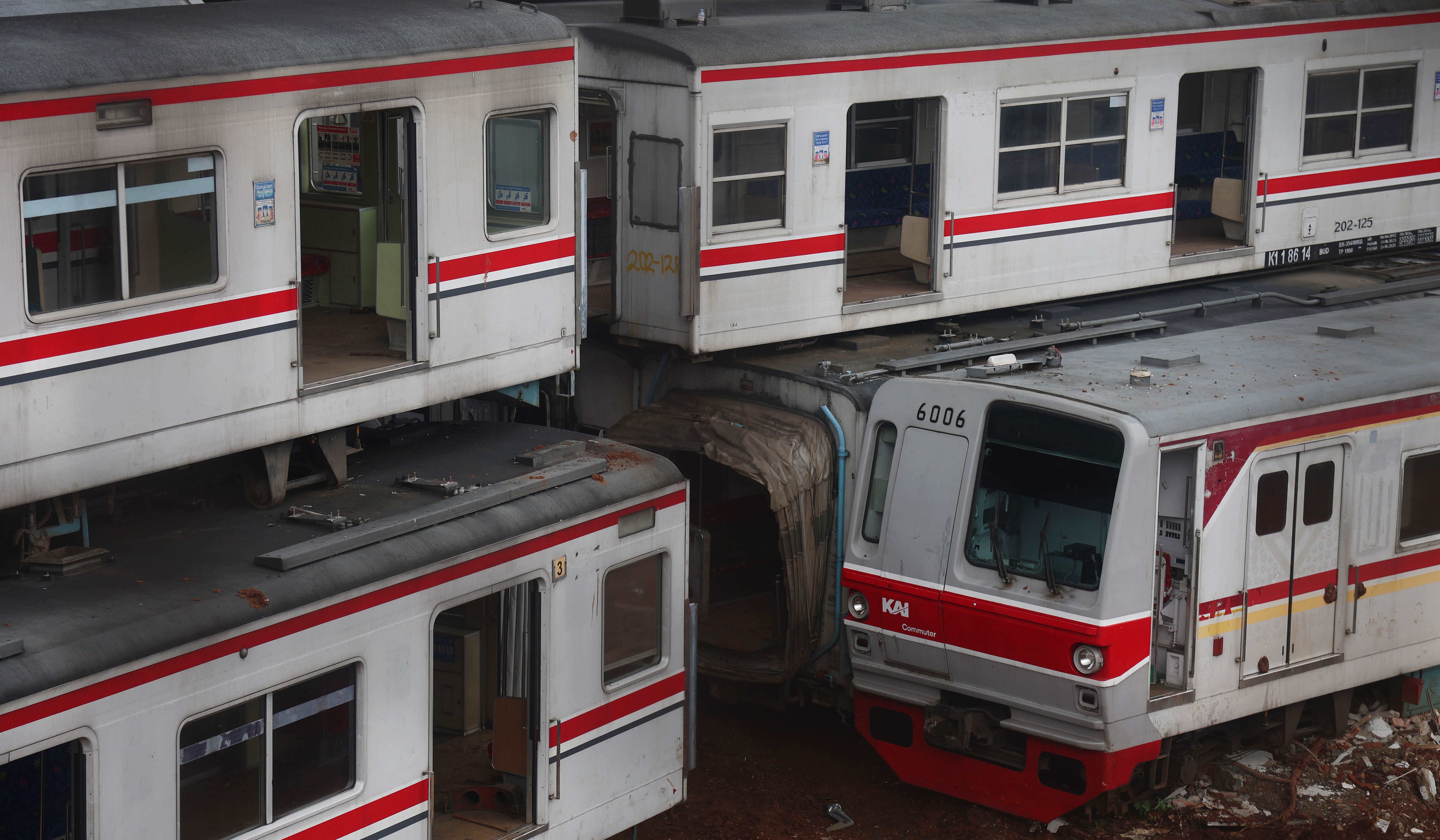 Tumpukan kereta bekas di Depo Depok, Jawa Barat. (Agus Priatna/SinPo.id)