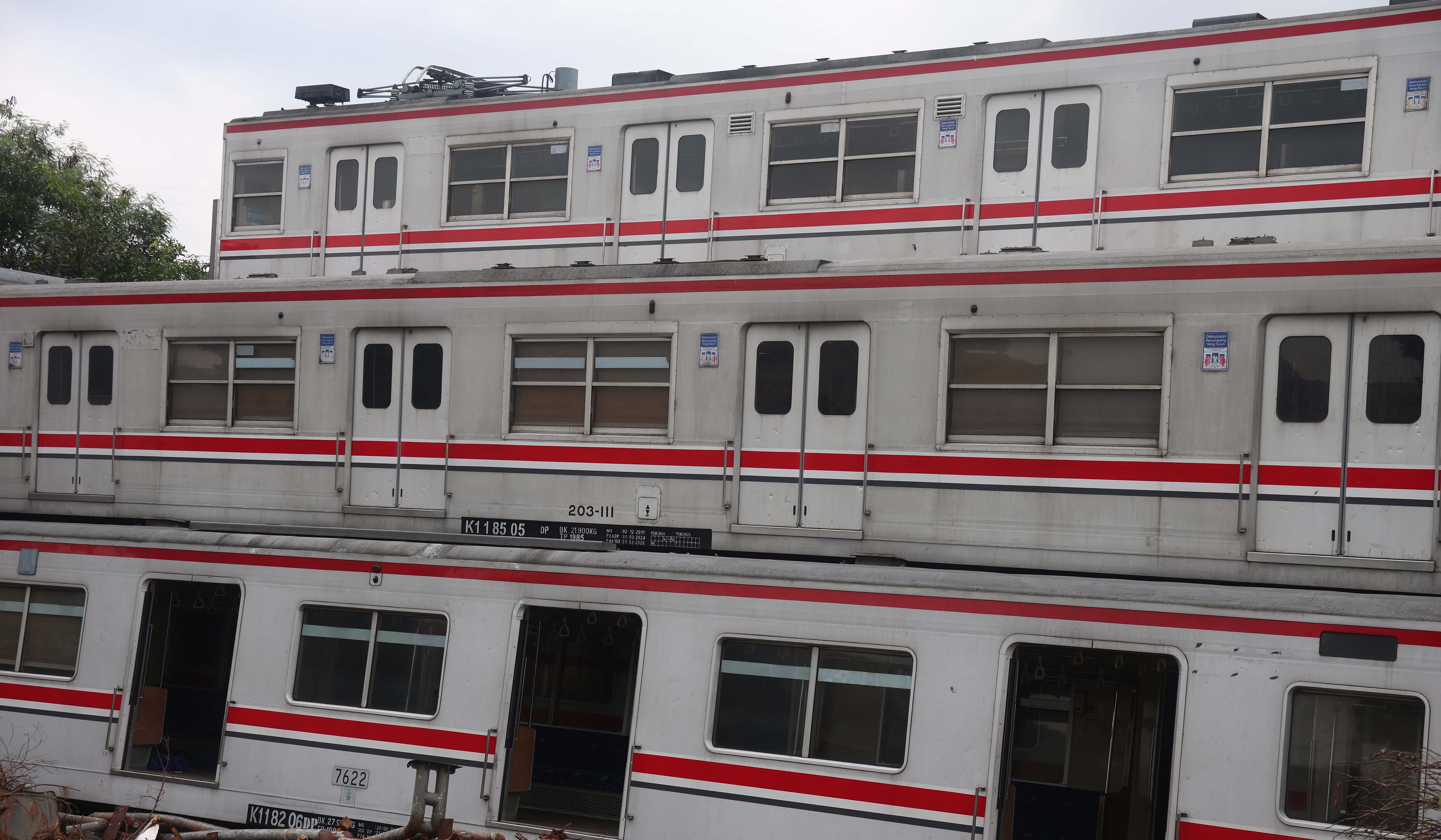 Tumpukan kereta bekas di Depo Depok, Jawa Barat. (Agus Priatna/SinPo.id)