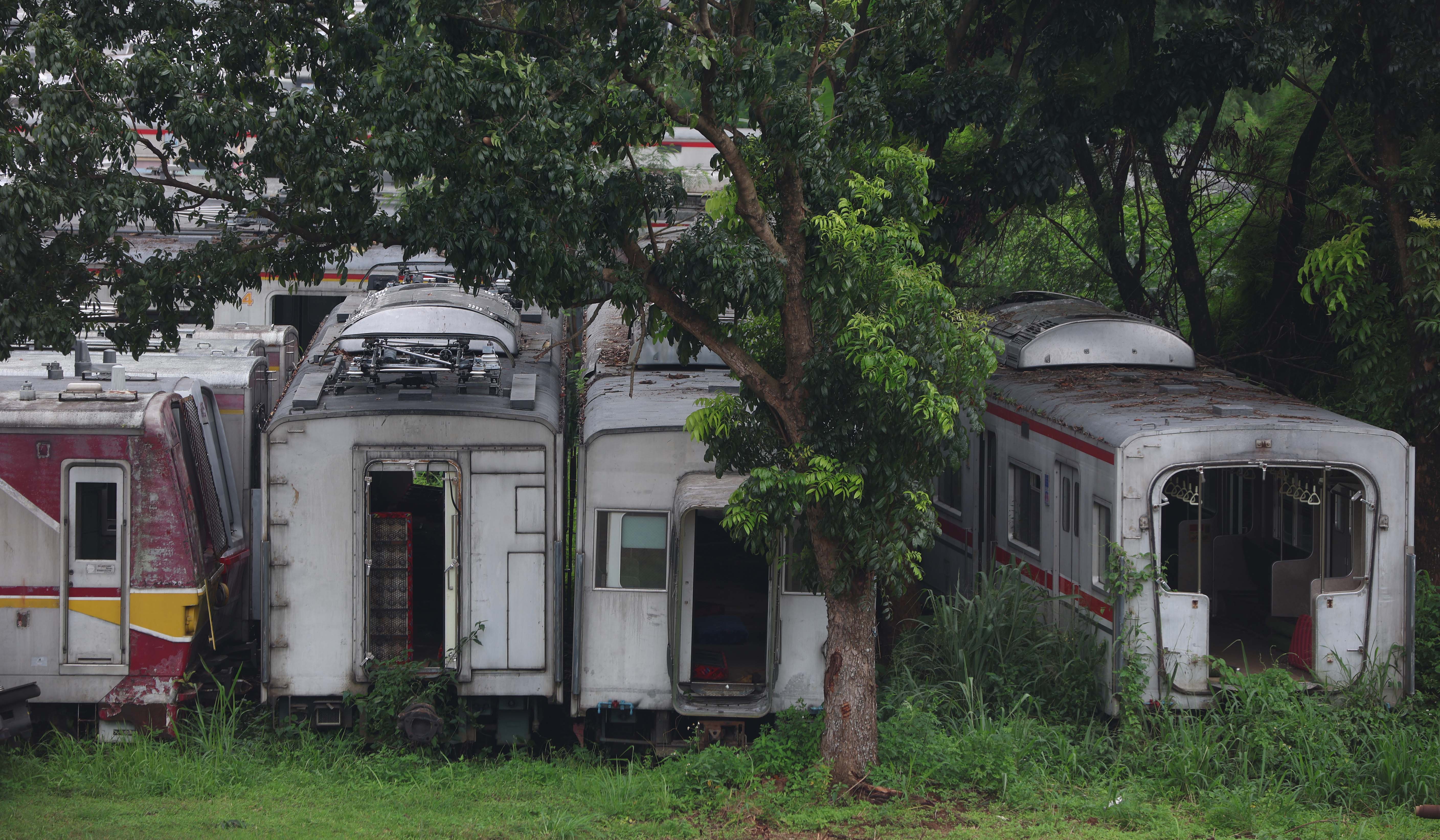 Tumpukan kereta bekas di Depo Depok, Jawa Barat. (Agus Priatna/SinPo.id)