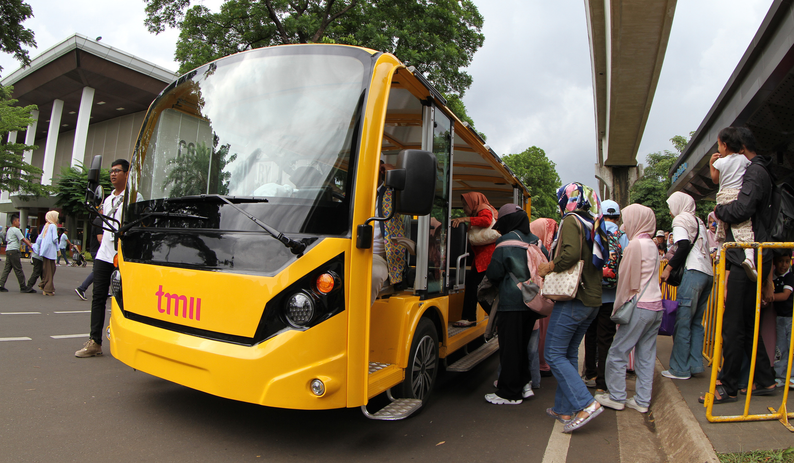 Suasana TMII saat libur Tahun Baru. (Agus Priatna/SinPo.id)