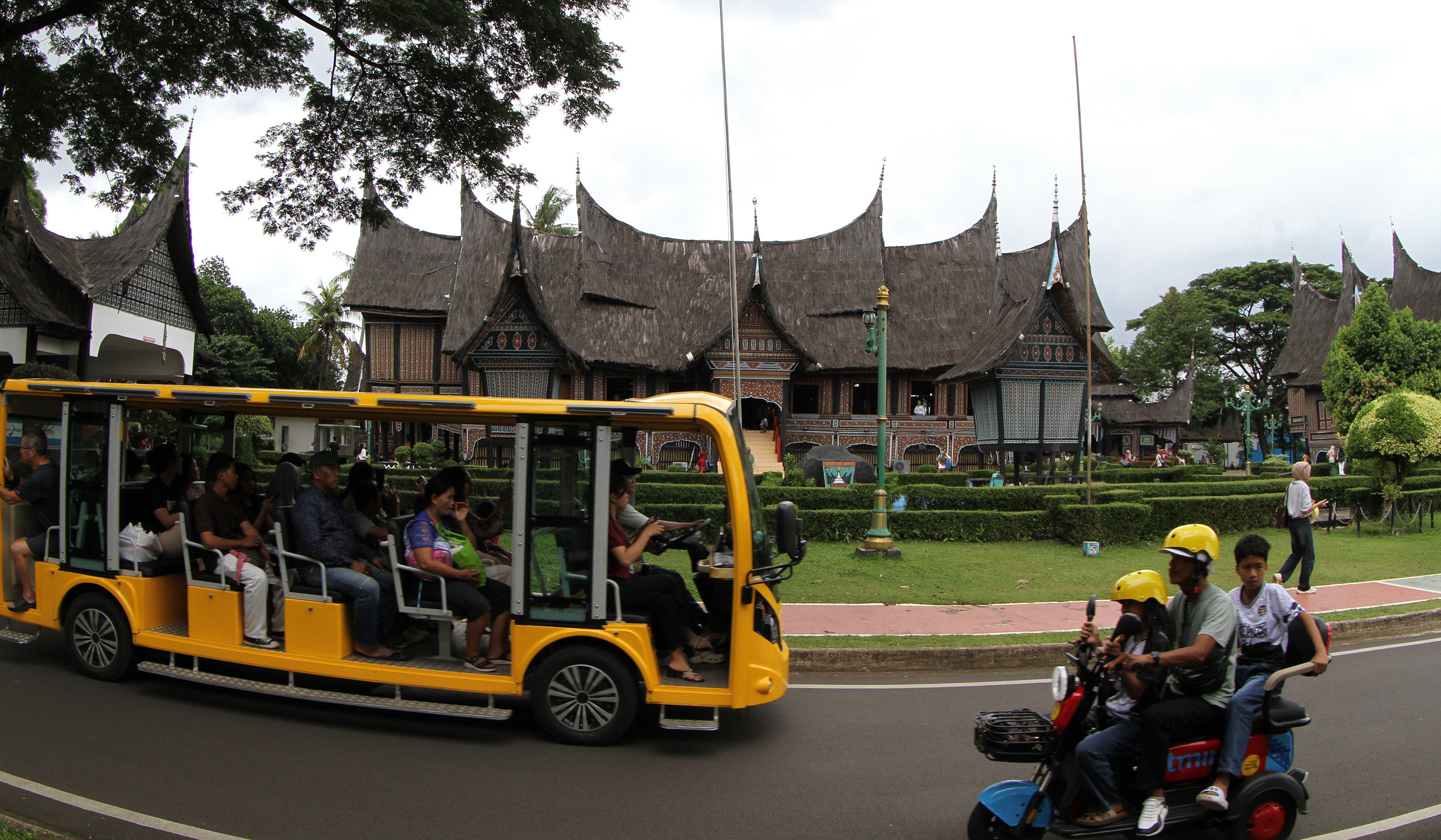 Suasana TMII saat libur Tahun Baru. (Agus Priatna/SinPo.id)