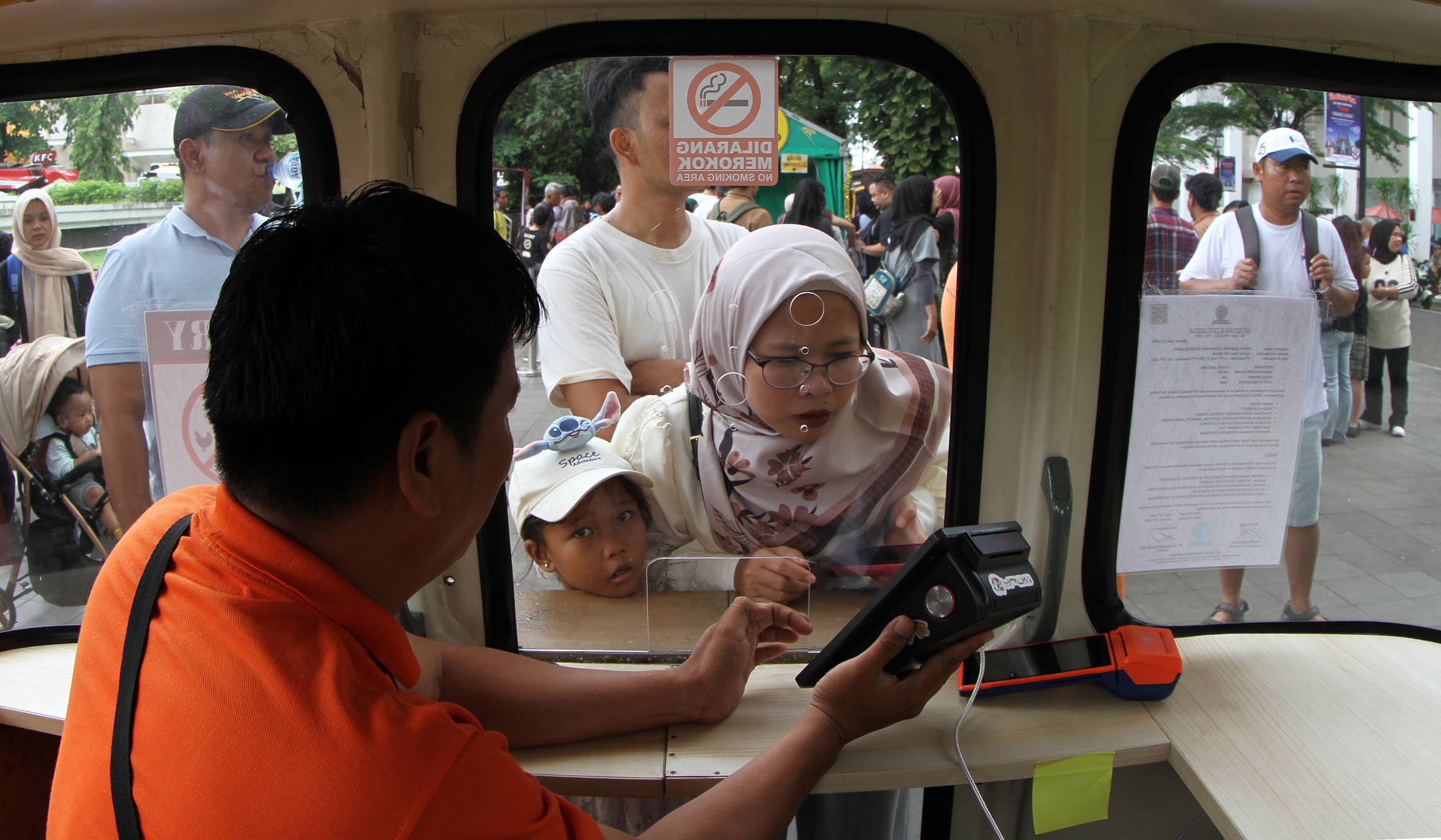 Suasana TMII saat libur Tahun Baru. (Agus Priatna/SinPo.id)