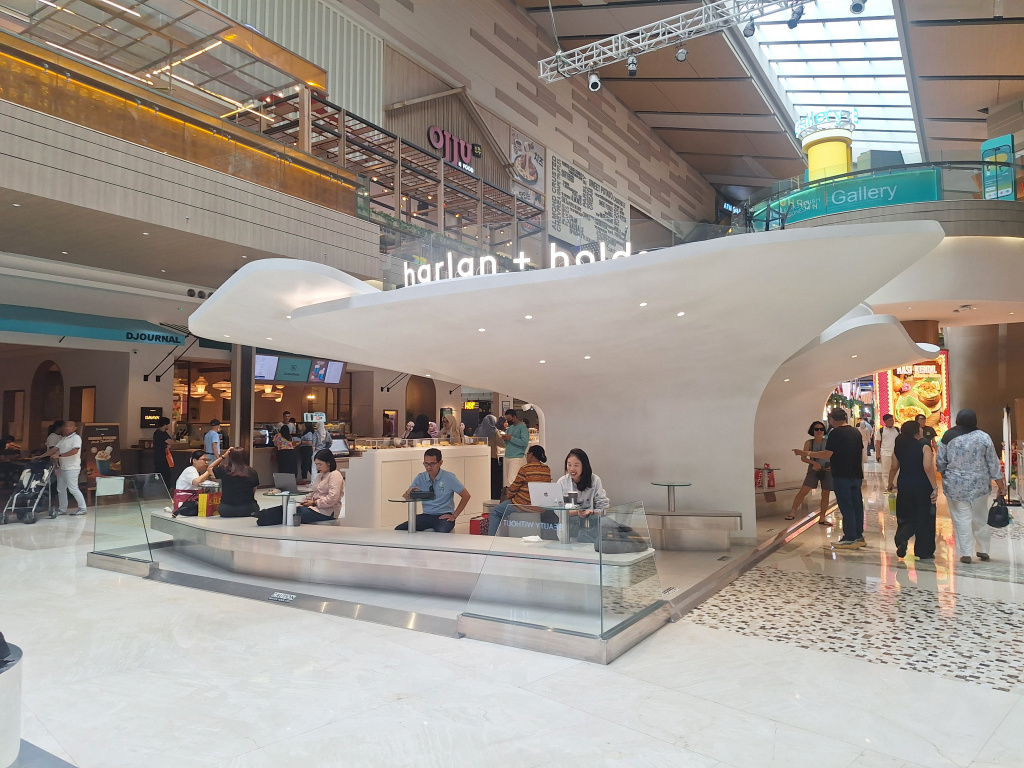 Work From Mall mulai diterapkan oleh banyak para pekerja di Ibukota Jakarta yang lebih flexible (Ashar/SinPo.id)