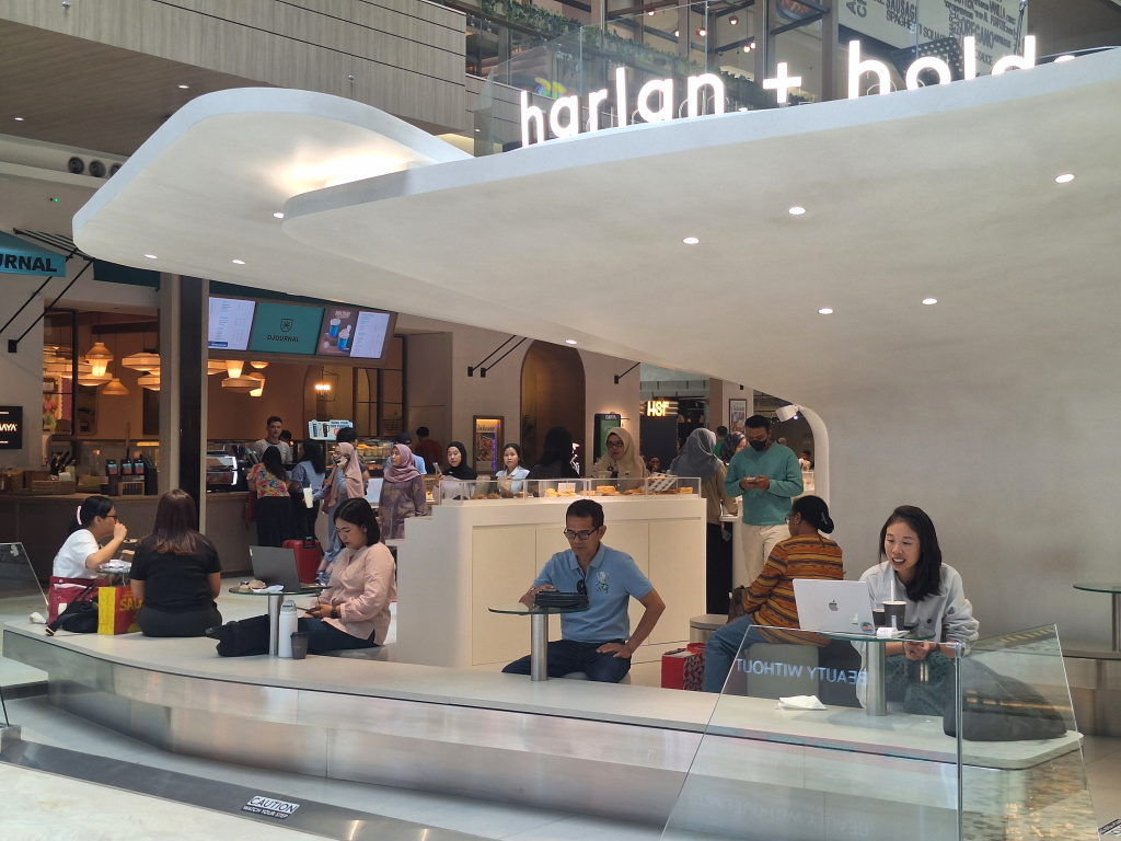 Work From Mall mulai diterapkan oleh banyak para pekerja di Ibukota Jakarta yang lebih flexible (Ashar/SinPo.id)