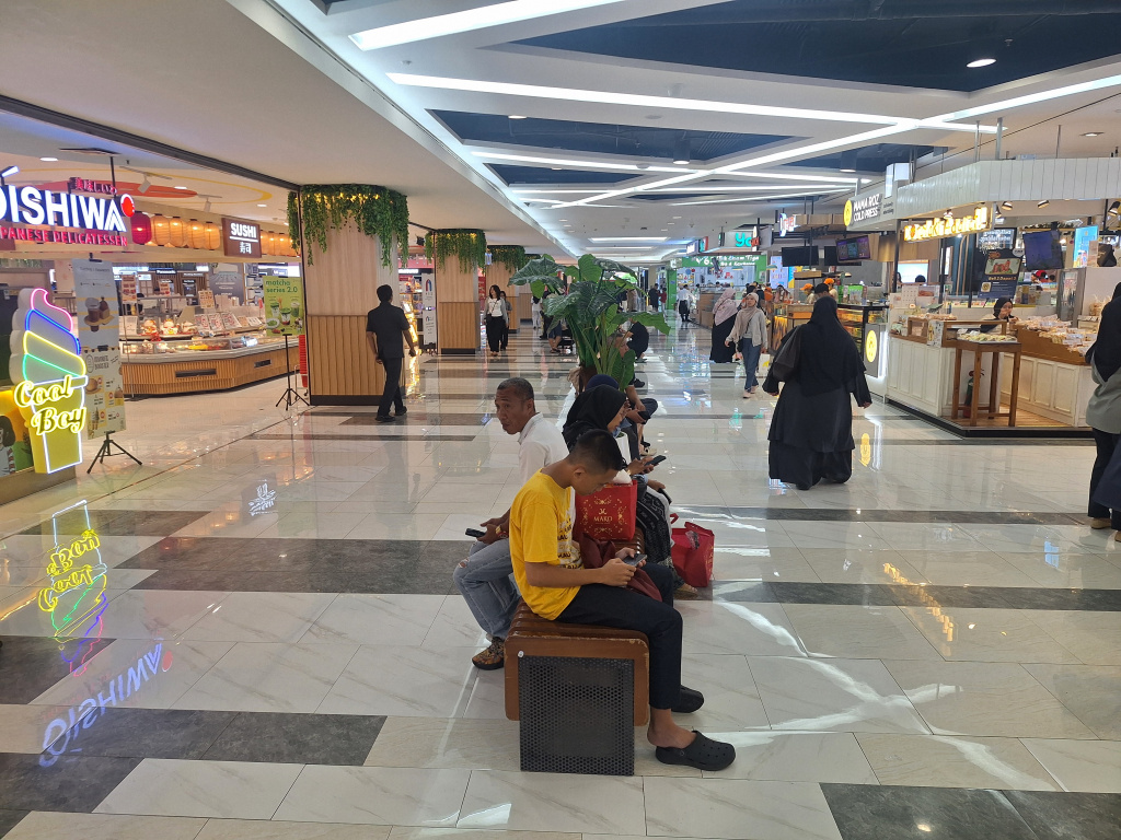 Work From Mall mulai diterapkan oleh banyak para pekerja di Ibukota Jakarta yang lebih flexible (Ashar/SinPo.id)