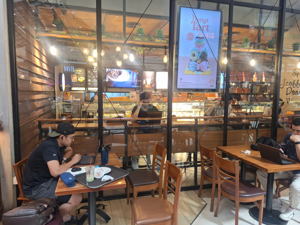 Work From Mall mulai diterapkan oleh banyak para pekerja di Ibukota Jakarta yang lebih flexible (Ashar/SinPo.id)